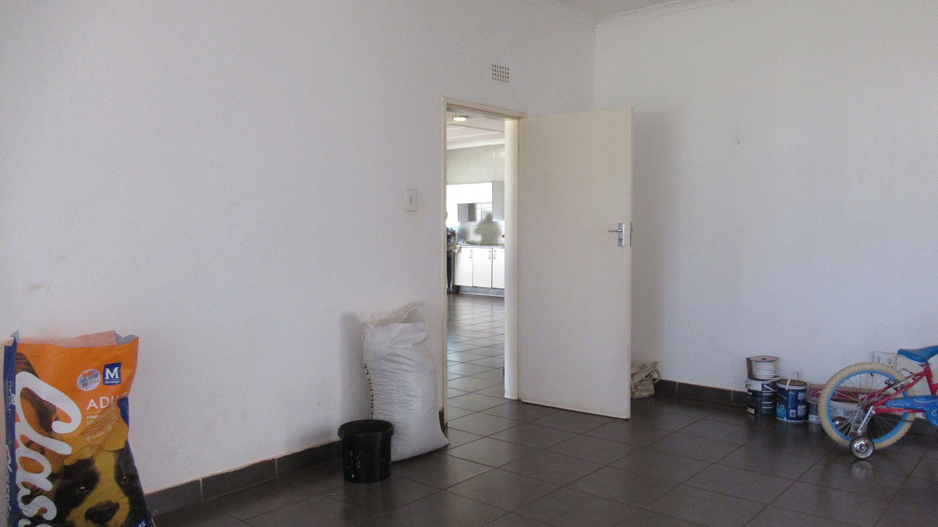 Lounges - 71 square meters of property in Wolfelea AH