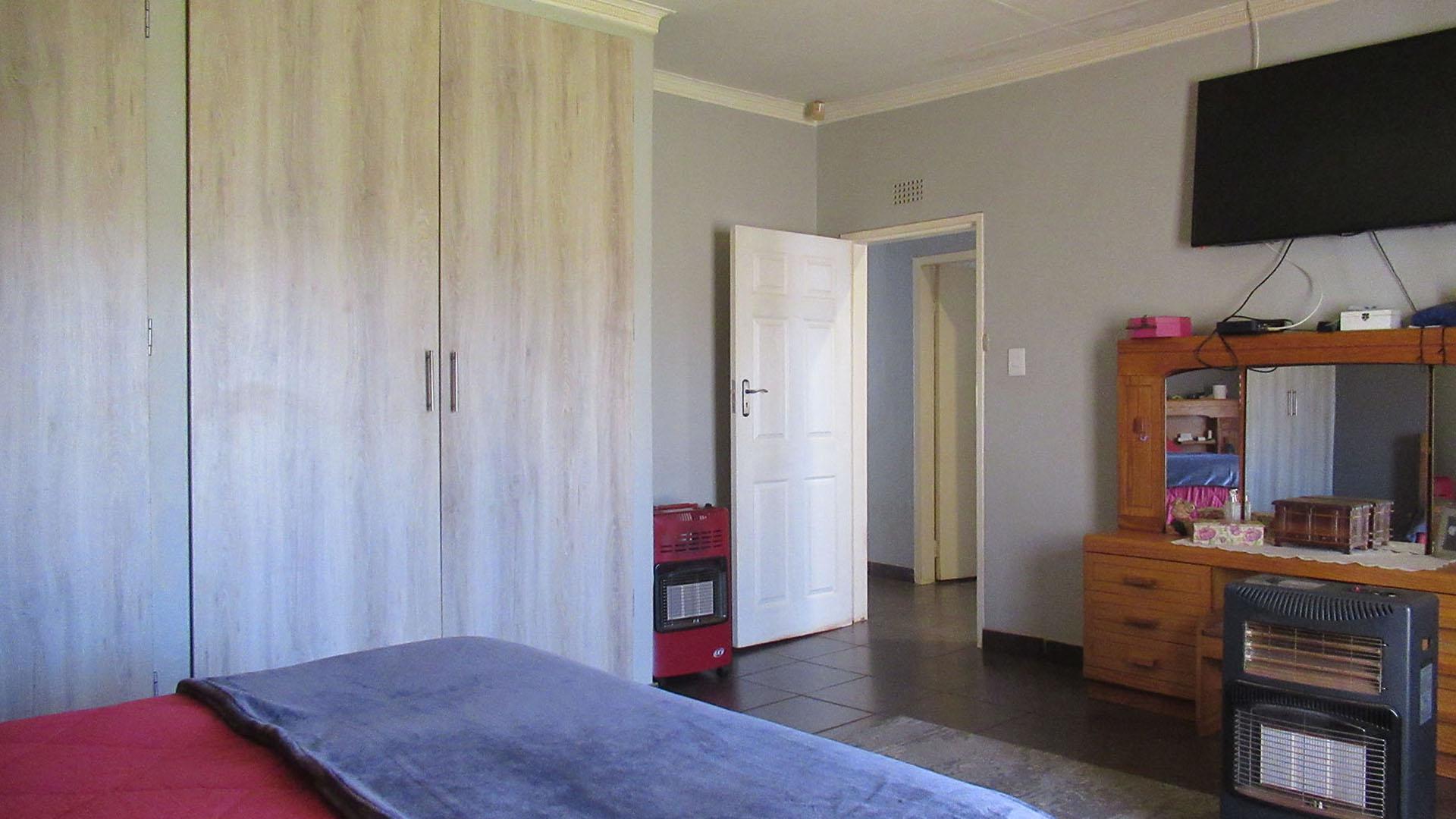 Bed Room 5+ - 81 square meters of property in Wolfelea AH