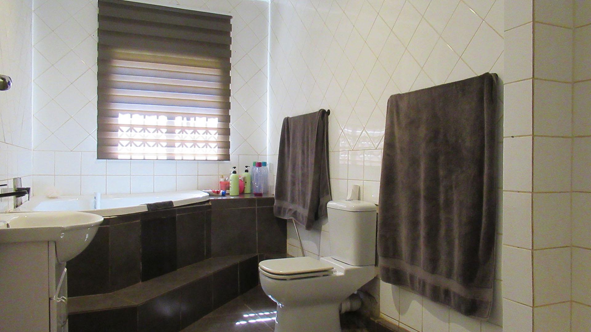 Bathroom 2 - 9 square meters of property in Wolfelea AH
