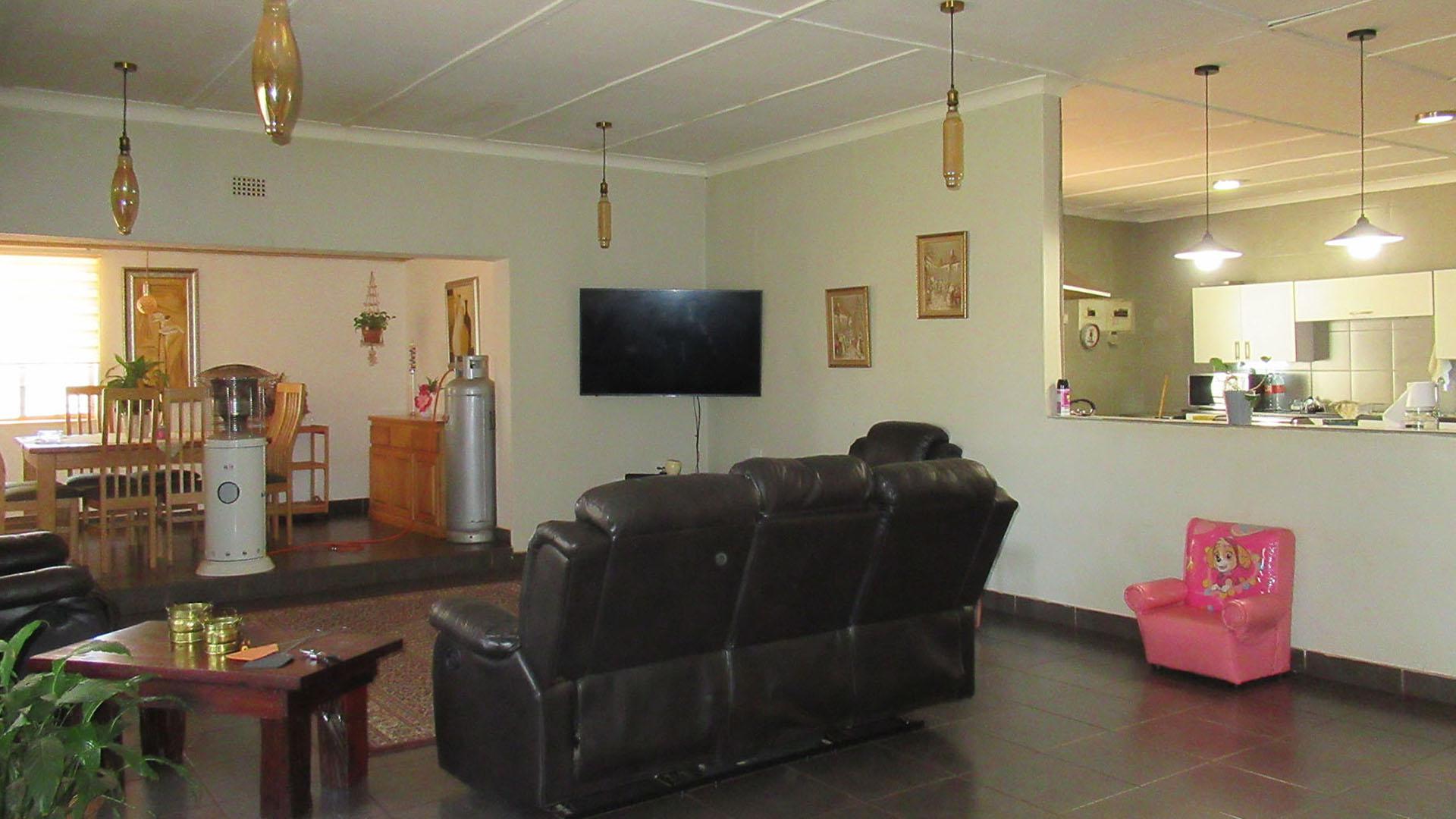 Lounges - 71 square meters of property in Wolfelea AH