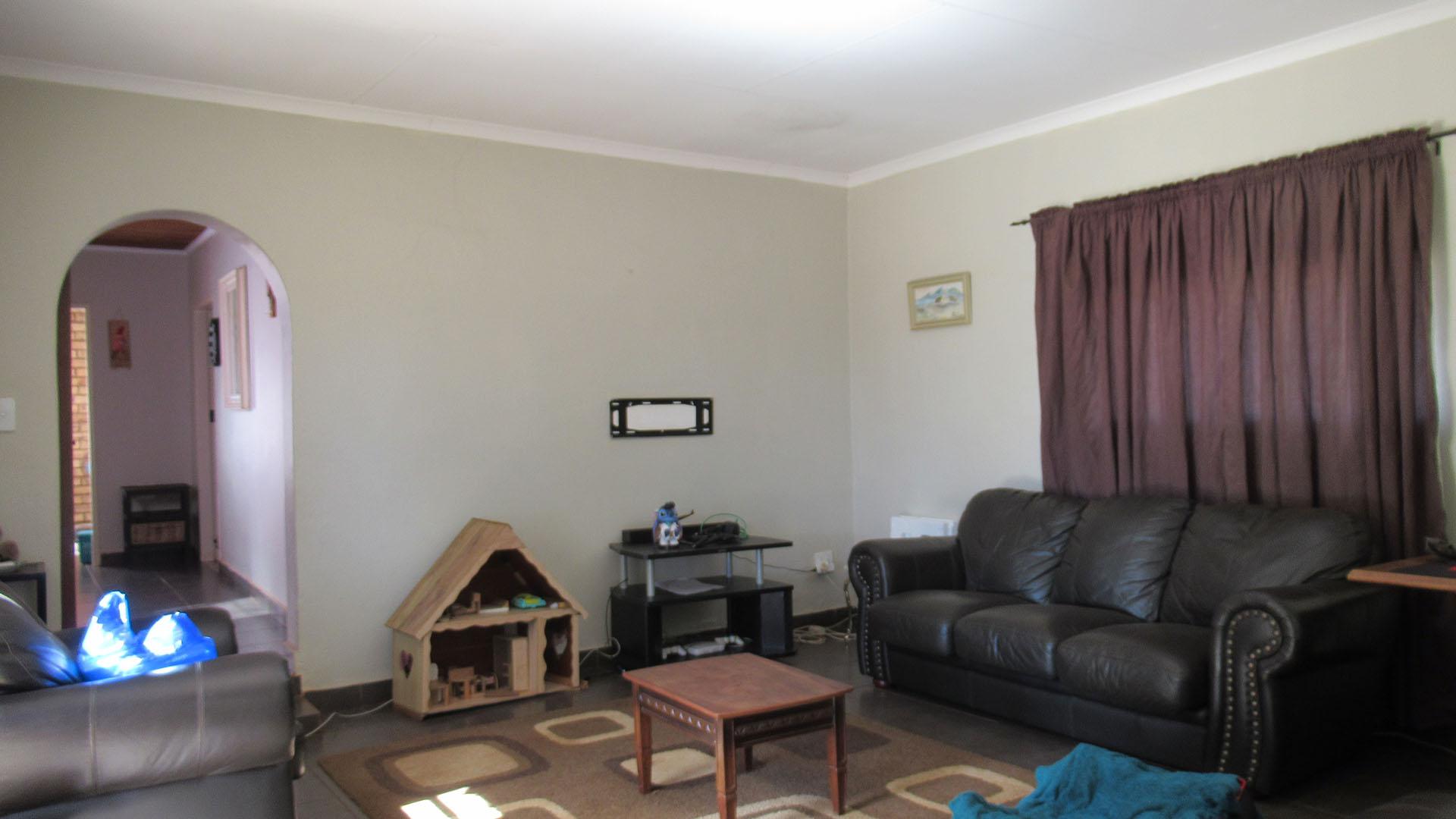 Lounges - 71 square meters of property in Wolfelea AH