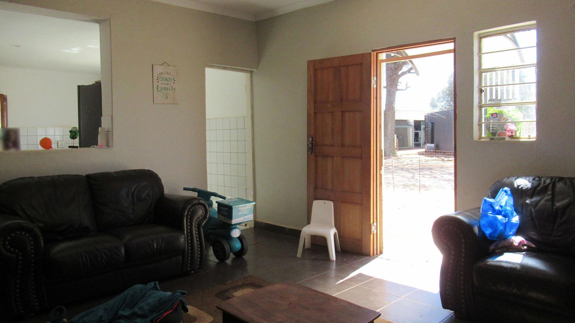 Lounges - 71 square meters of property in Wolfelea AH