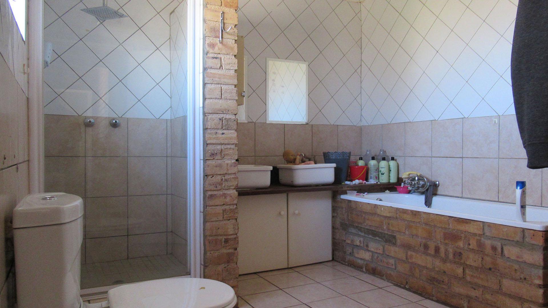 Bathroom 3+ - 12 square meters of property in Wolfelea AH