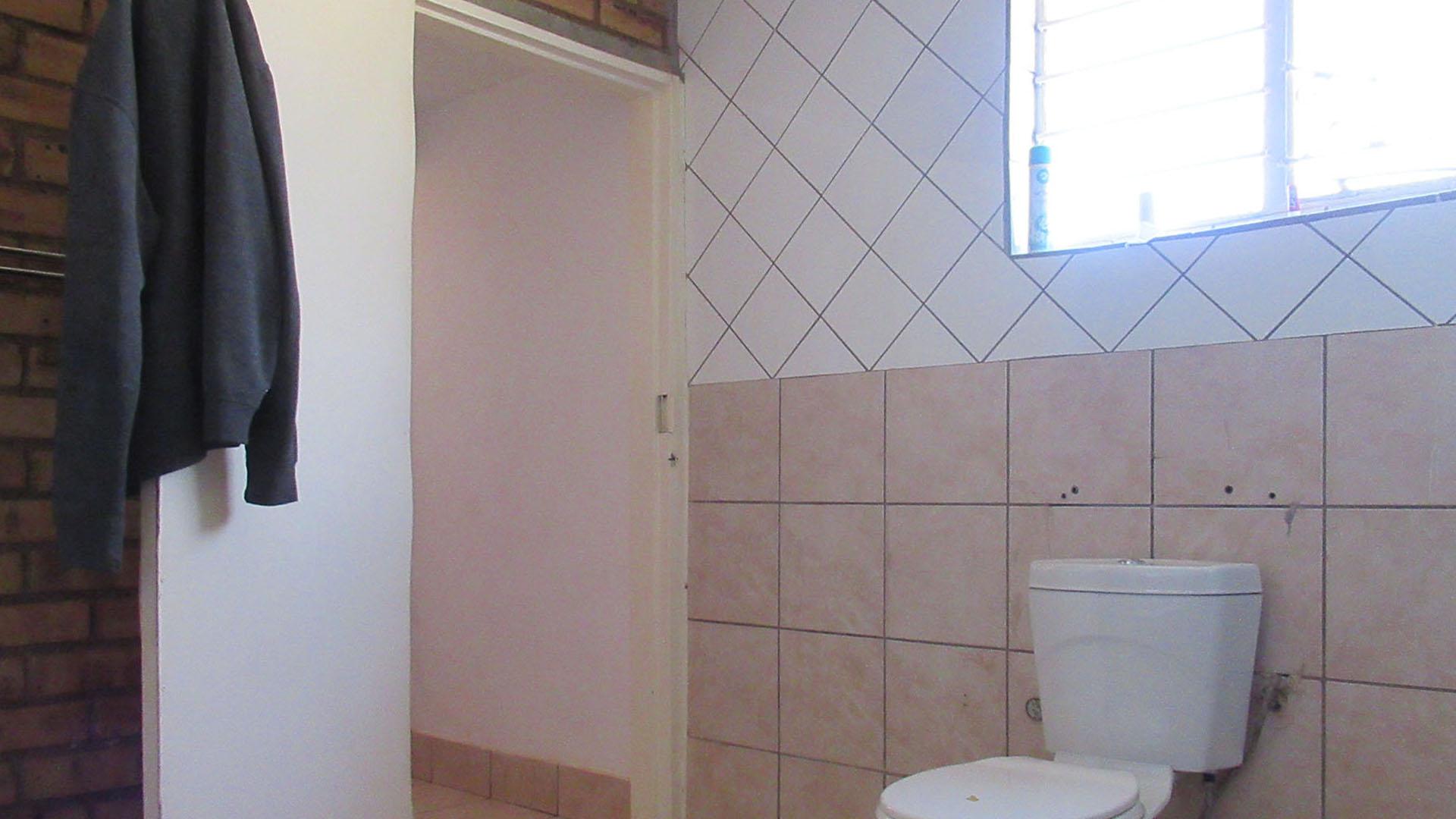 Bathroom 3+ - 12 square meters of property in Wolfelea AH