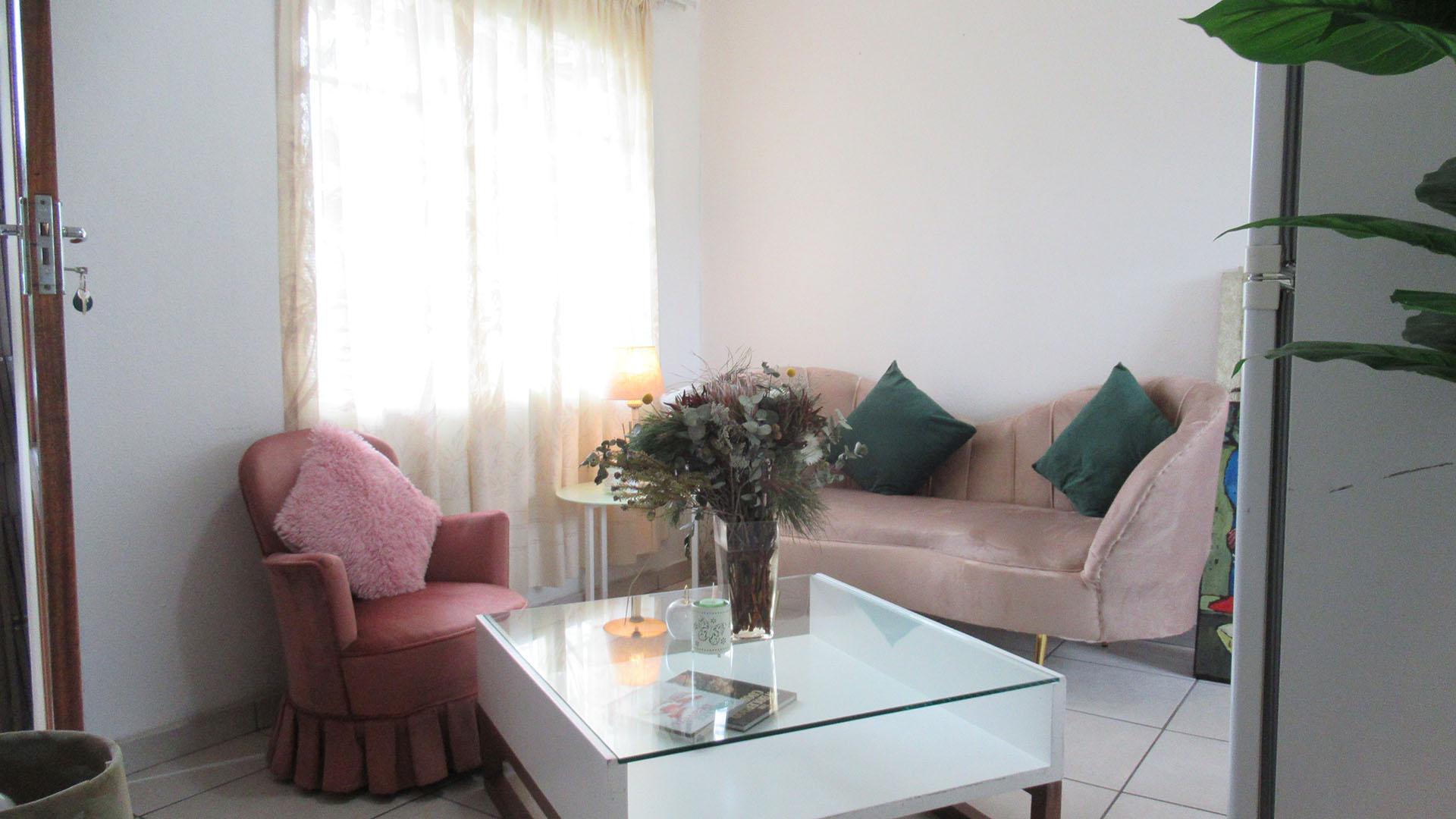 Lounges - 10 square meters of property in Sharonlea