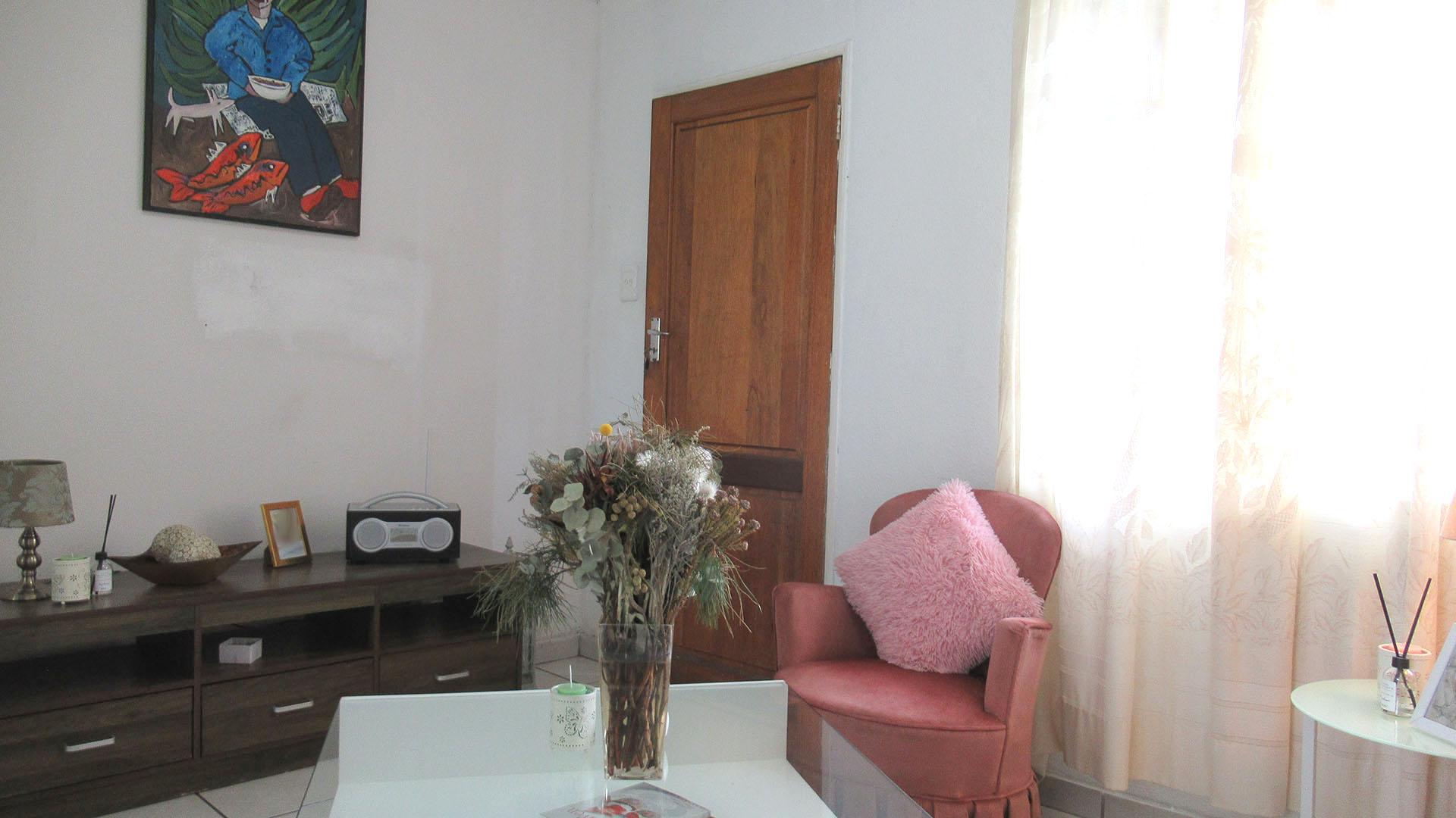 Lounges - 10 square meters of property in Sharonlea