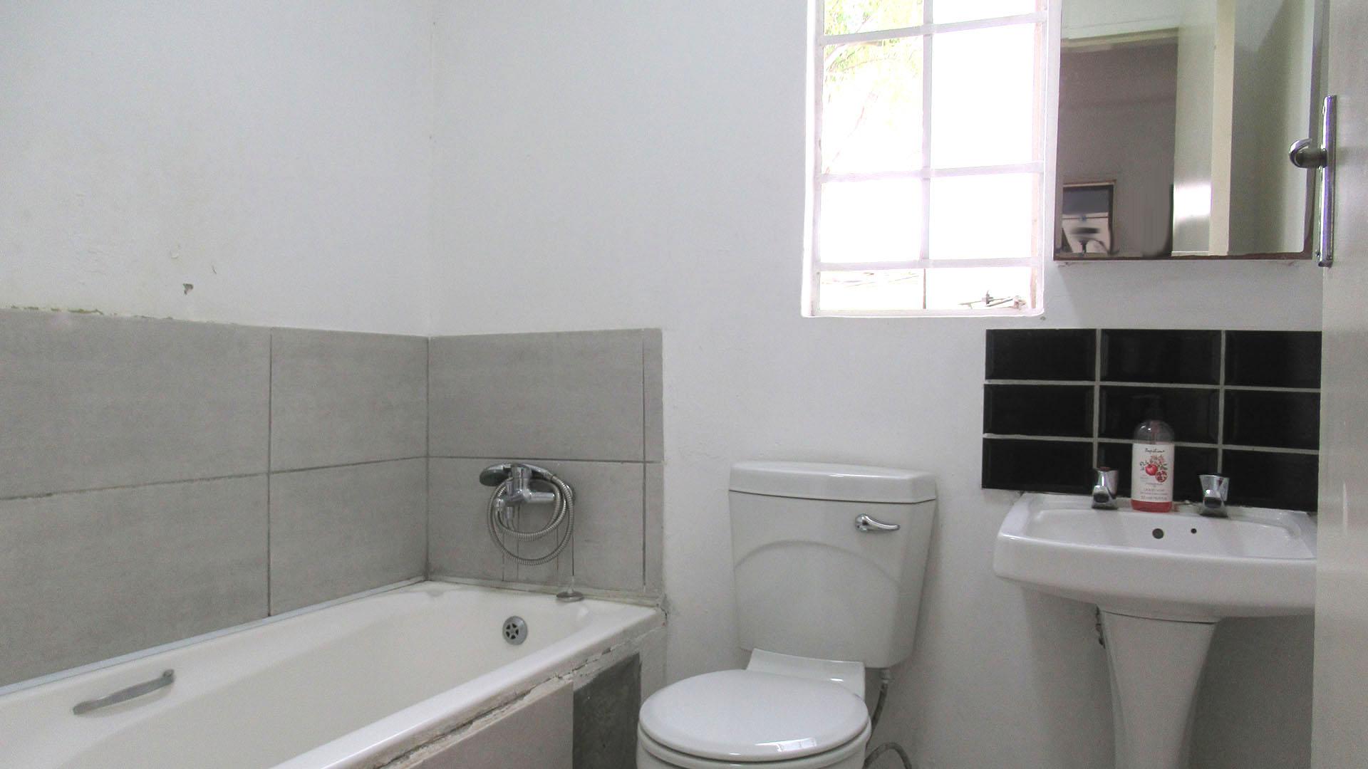 Bathroom 1 - 4 square meters of property in Sharonlea