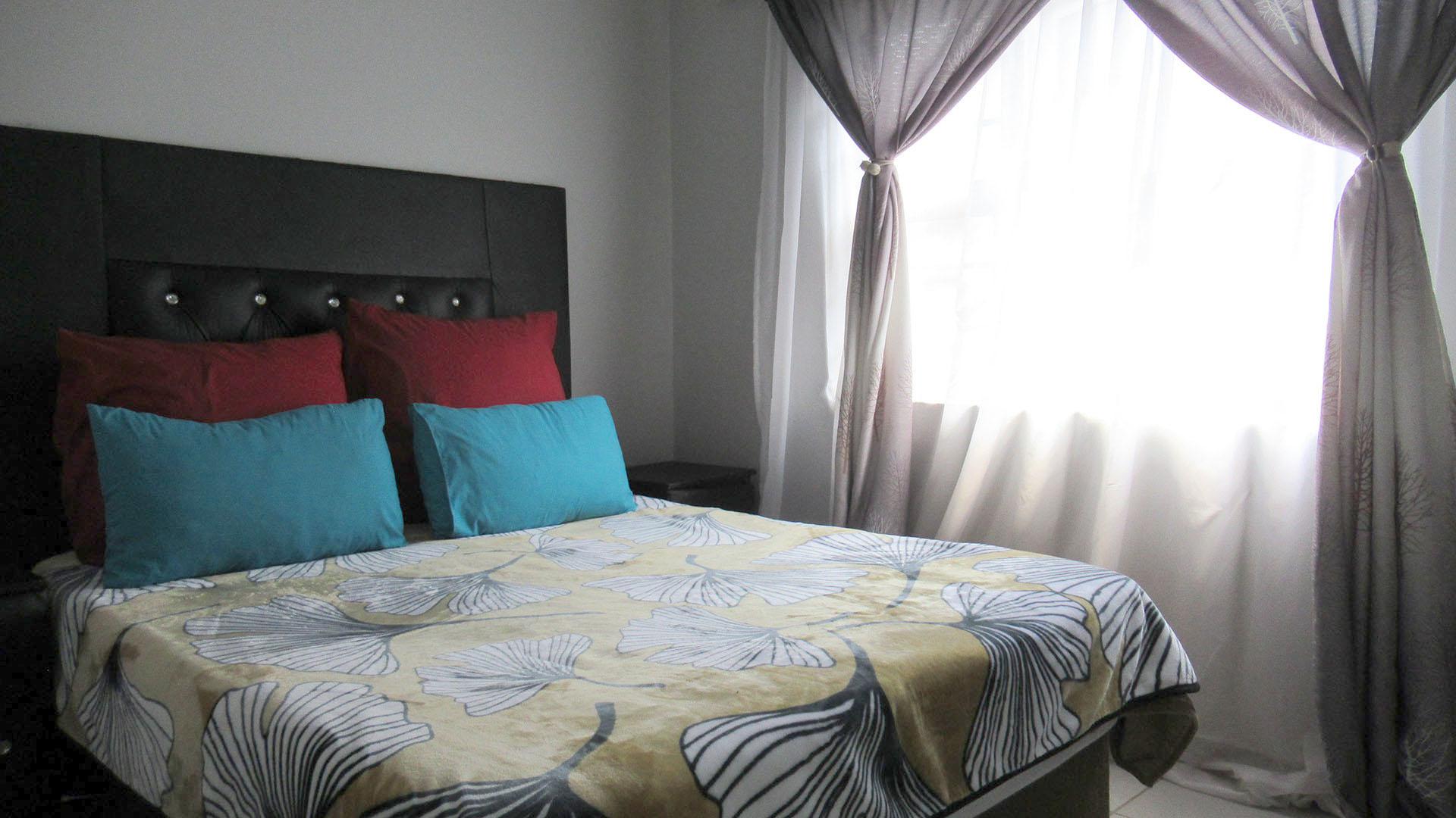 Bed Room 1 - 9 square meters of property in Jabulani