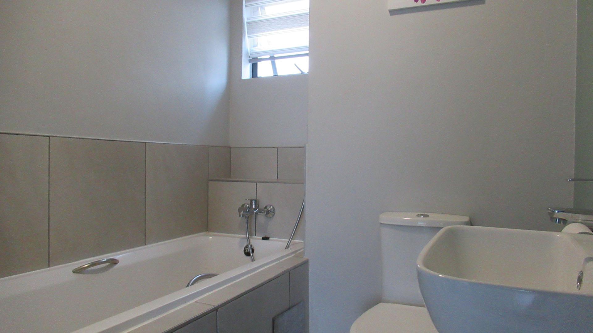Bathroom 1 - 4 square meters of property in Jabulani