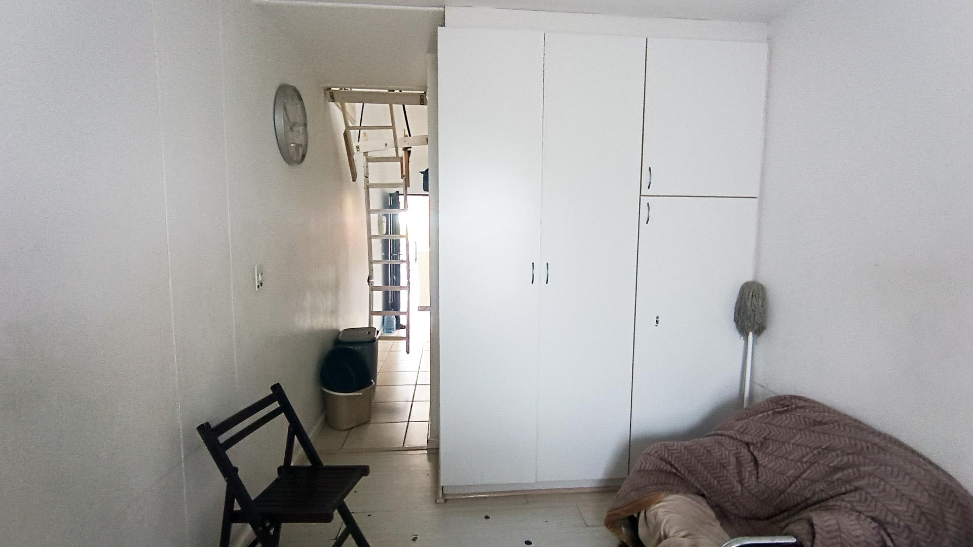 Lounges - 15 square meters of property in Klipkop