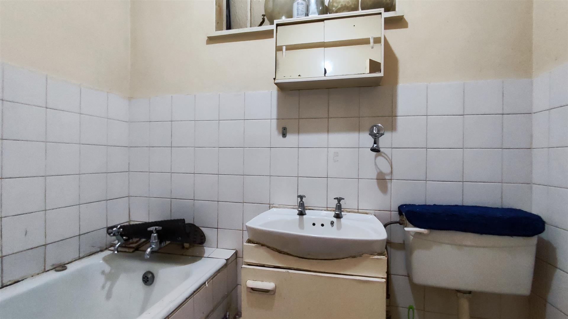 Bathroom 1 - 4 square meters of property in Boksburg