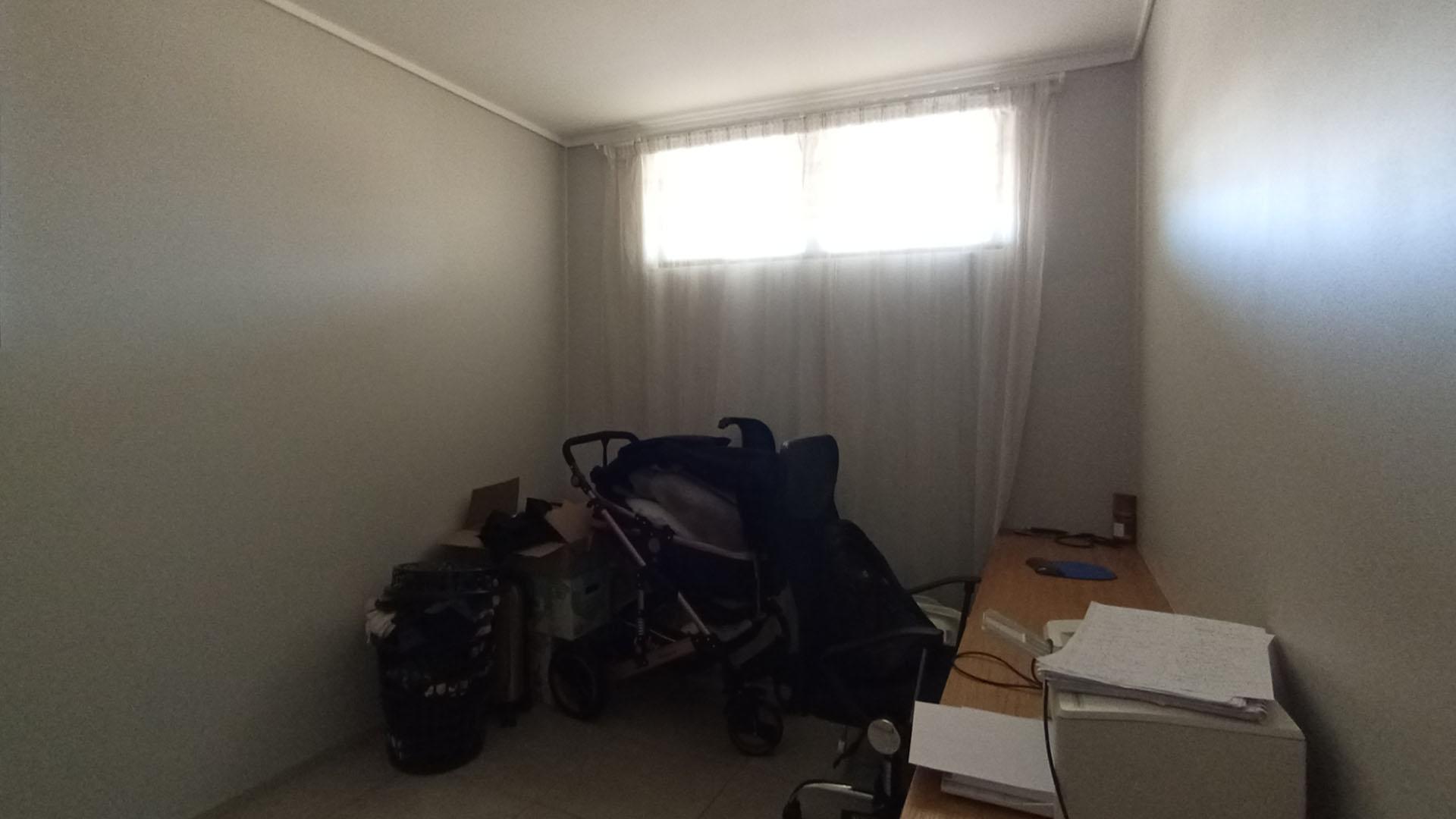 Bed Room 1 - 11 square meters of property in Rooihuiskraal North