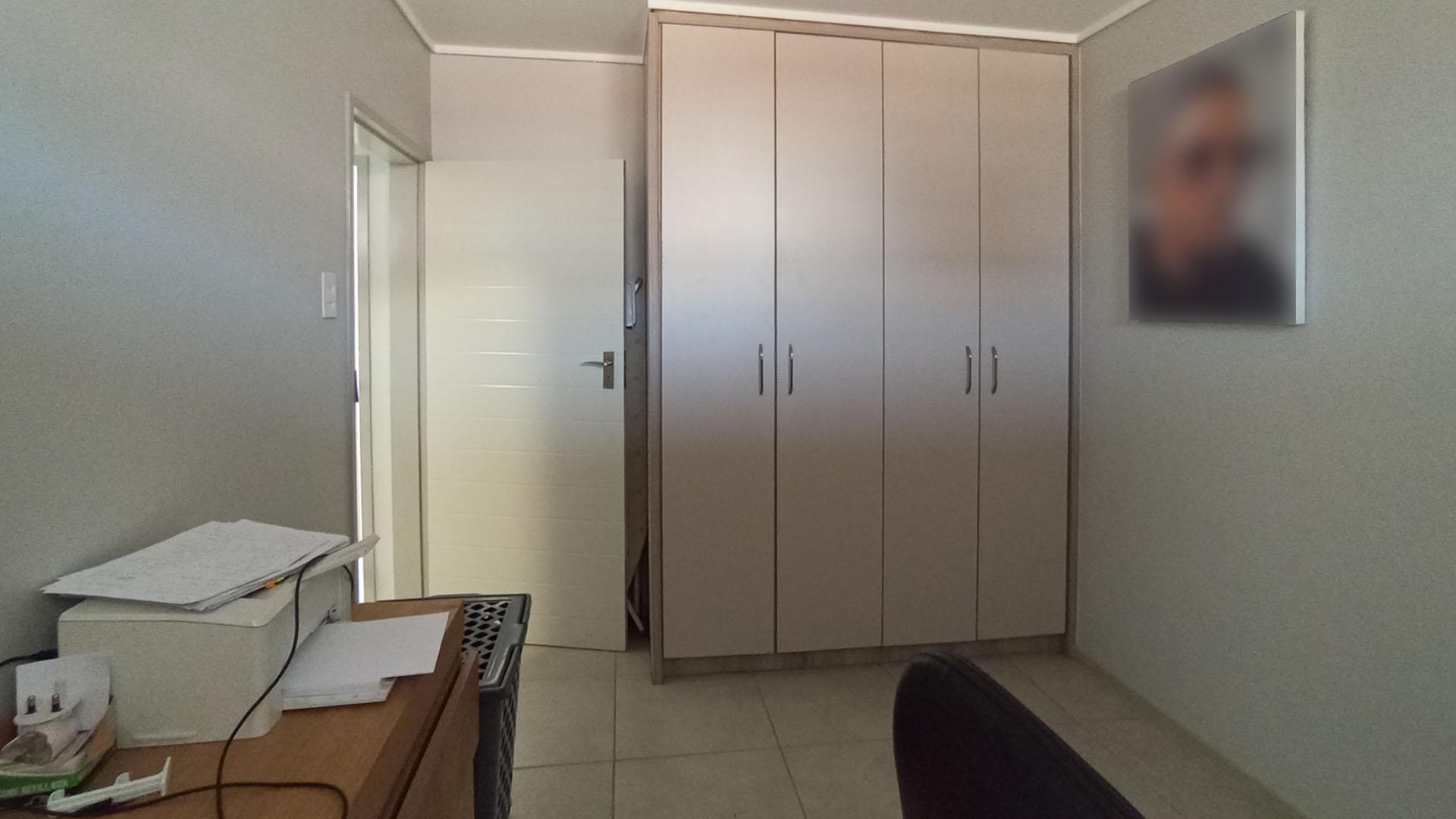 Bed Room 1 - 11 square meters of property in Rooihuiskraal North