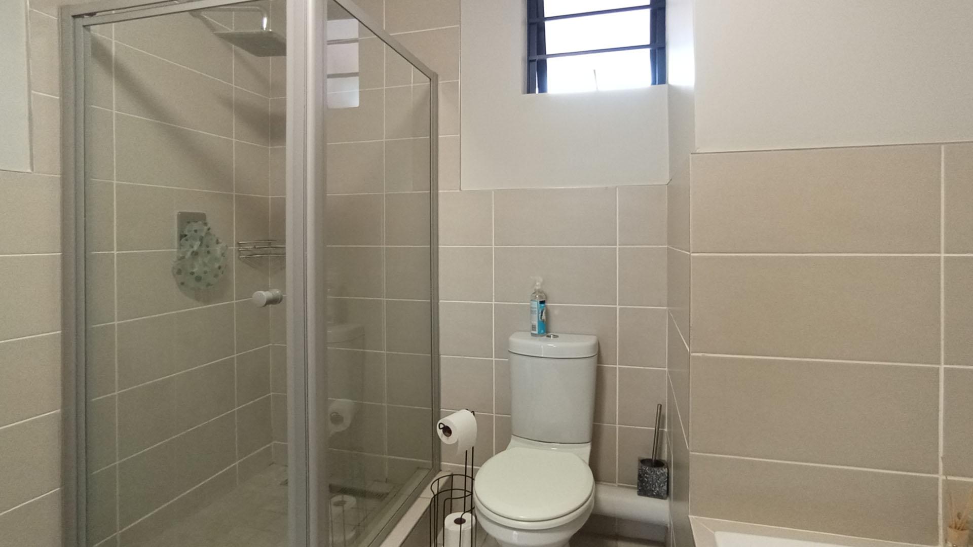 Bathroom 1 - 8 square meters of property in Rooihuiskraal North