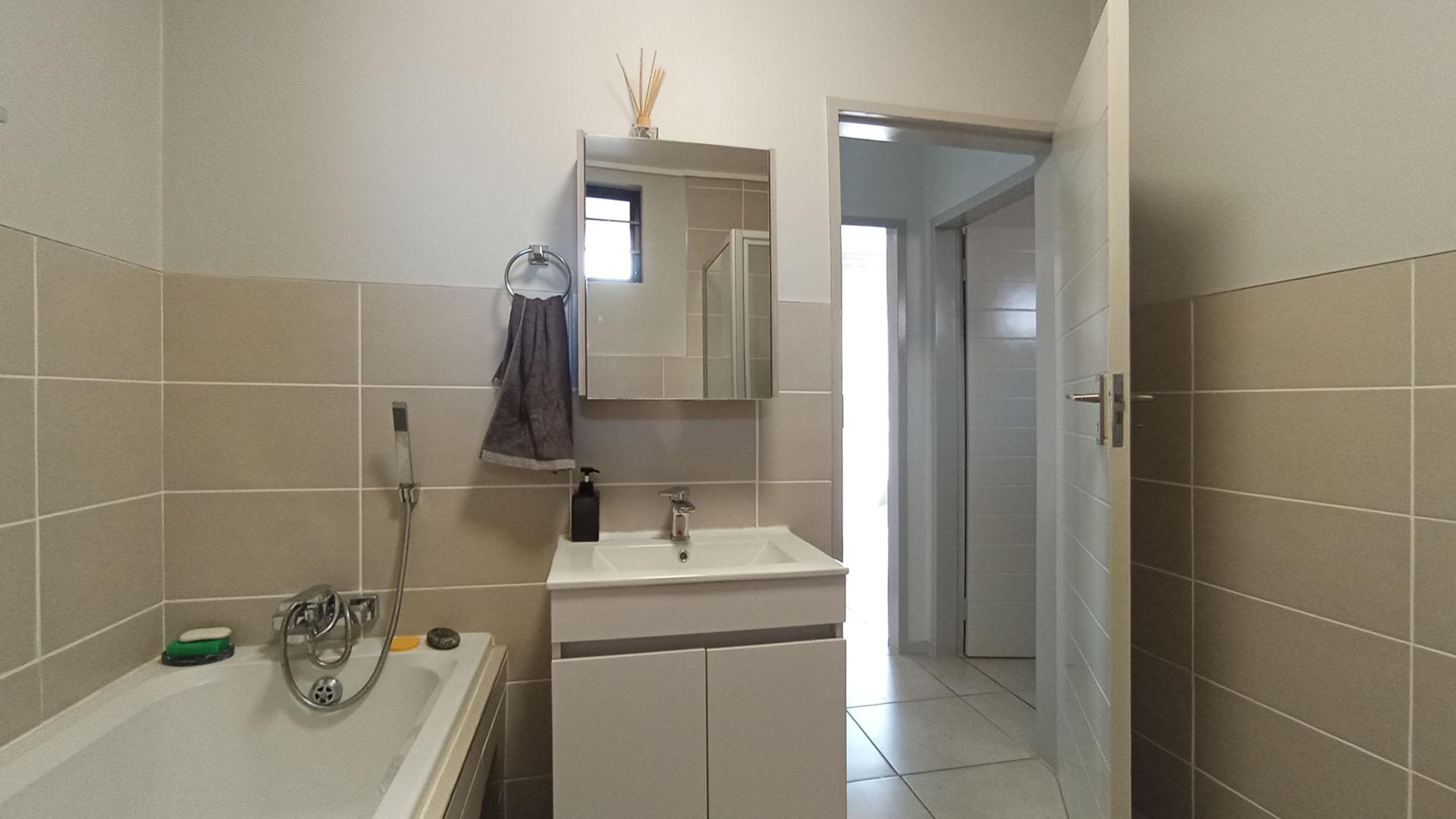 Bathroom 1 - 8 square meters of property in Rooihuiskraal North