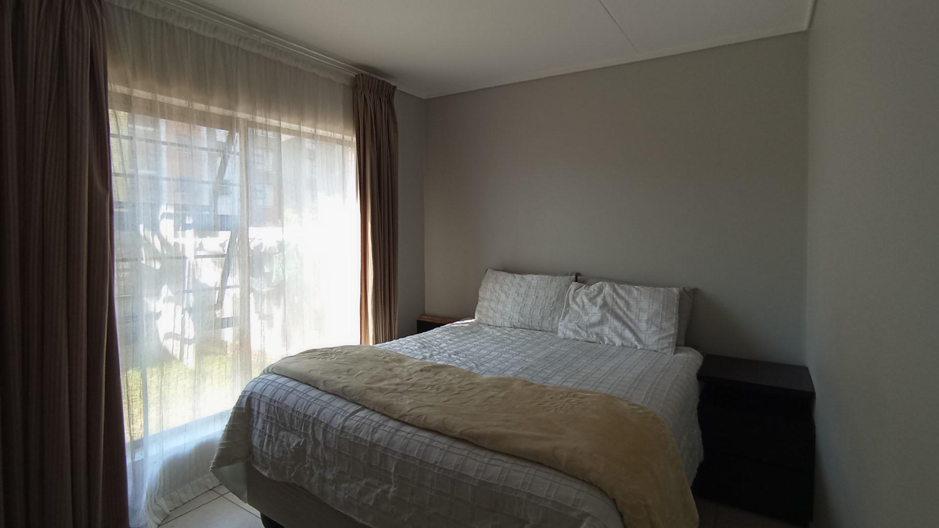 Bed Room 2 - 10 square meters of property in Rooihuiskraal North