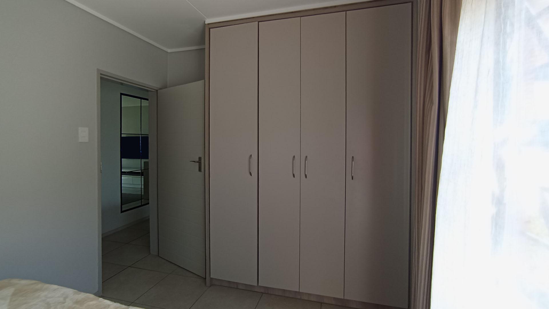 Bed Room 2 - 10 square meters of property in Rooihuiskraal North