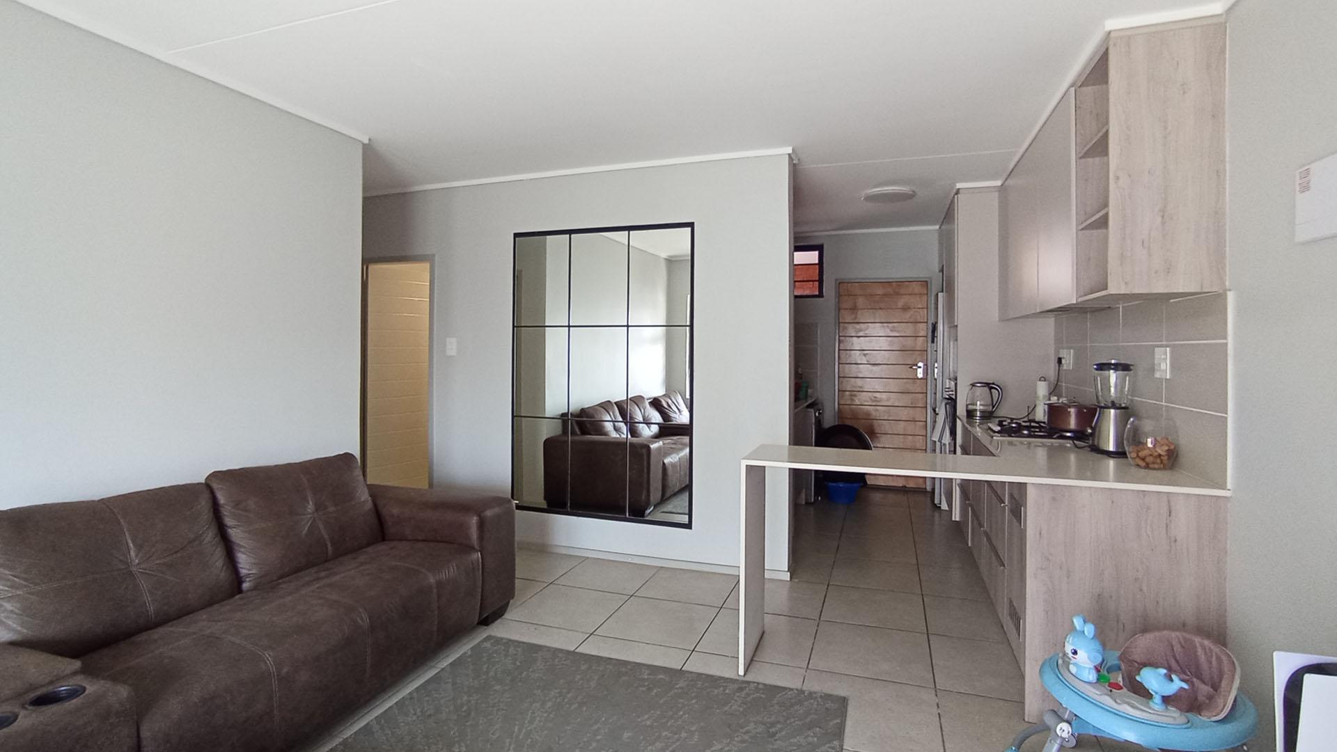 Lounges - 17 square meters of property in Rooihuiskraal North