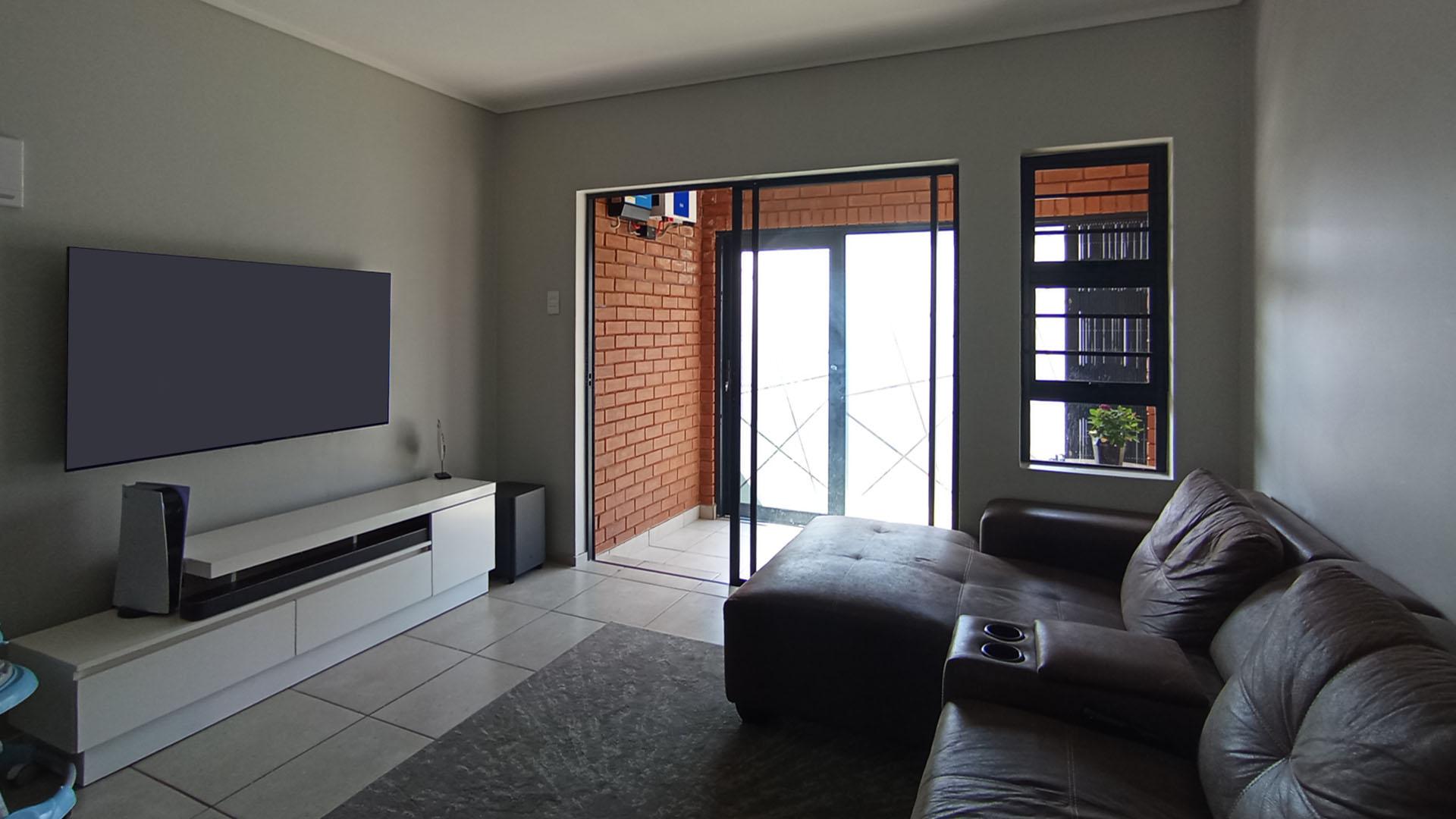 Lounges - 17 square meters of property in Rooihuiskraal North