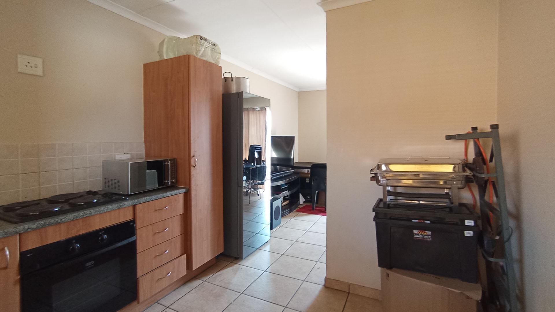 Kitchen - 9 square meters of property in Kosmosdal