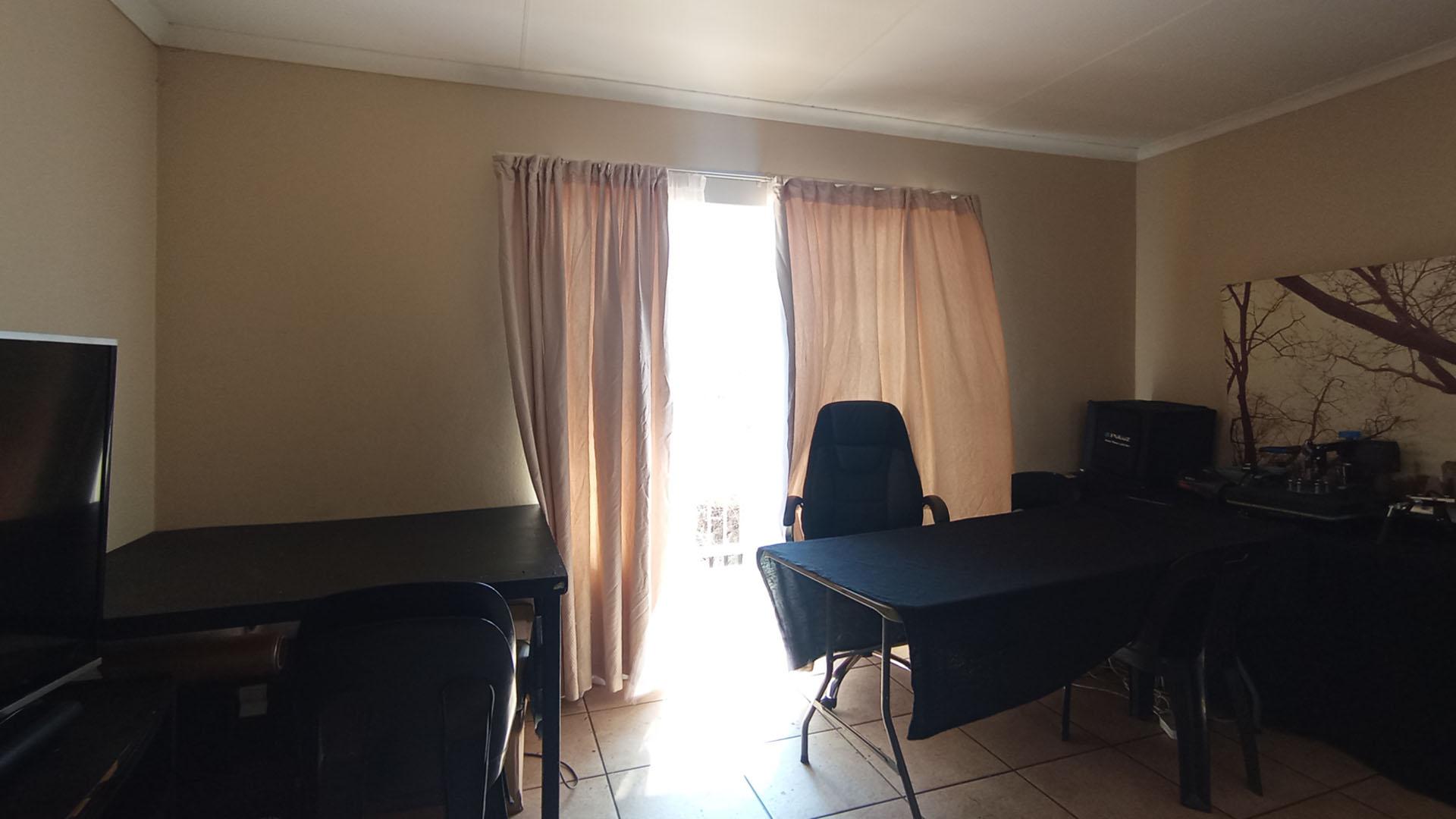 Bed Room 1 - 20 square meters of property in Kosmosdal