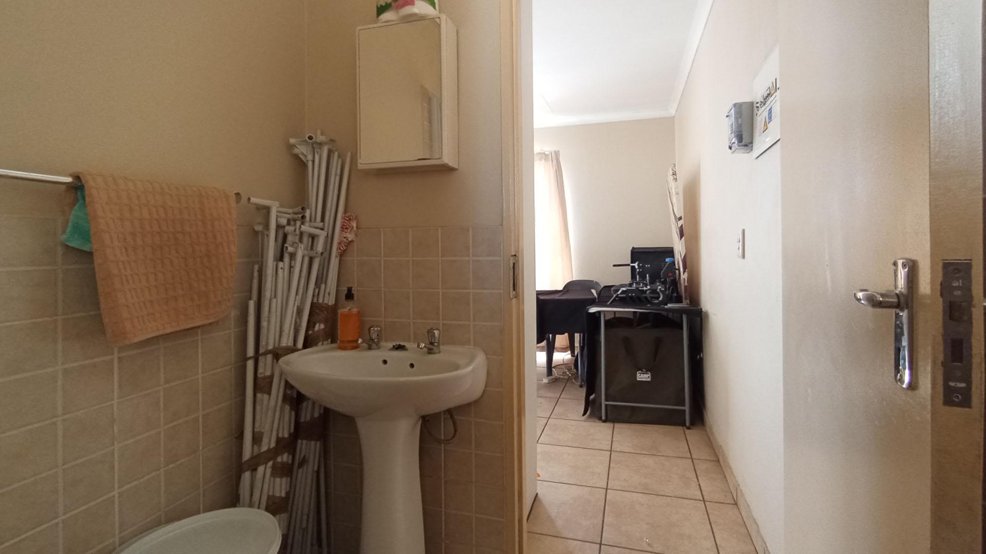 Bathroom 1 - 6 square meters of property in Kosmosdal