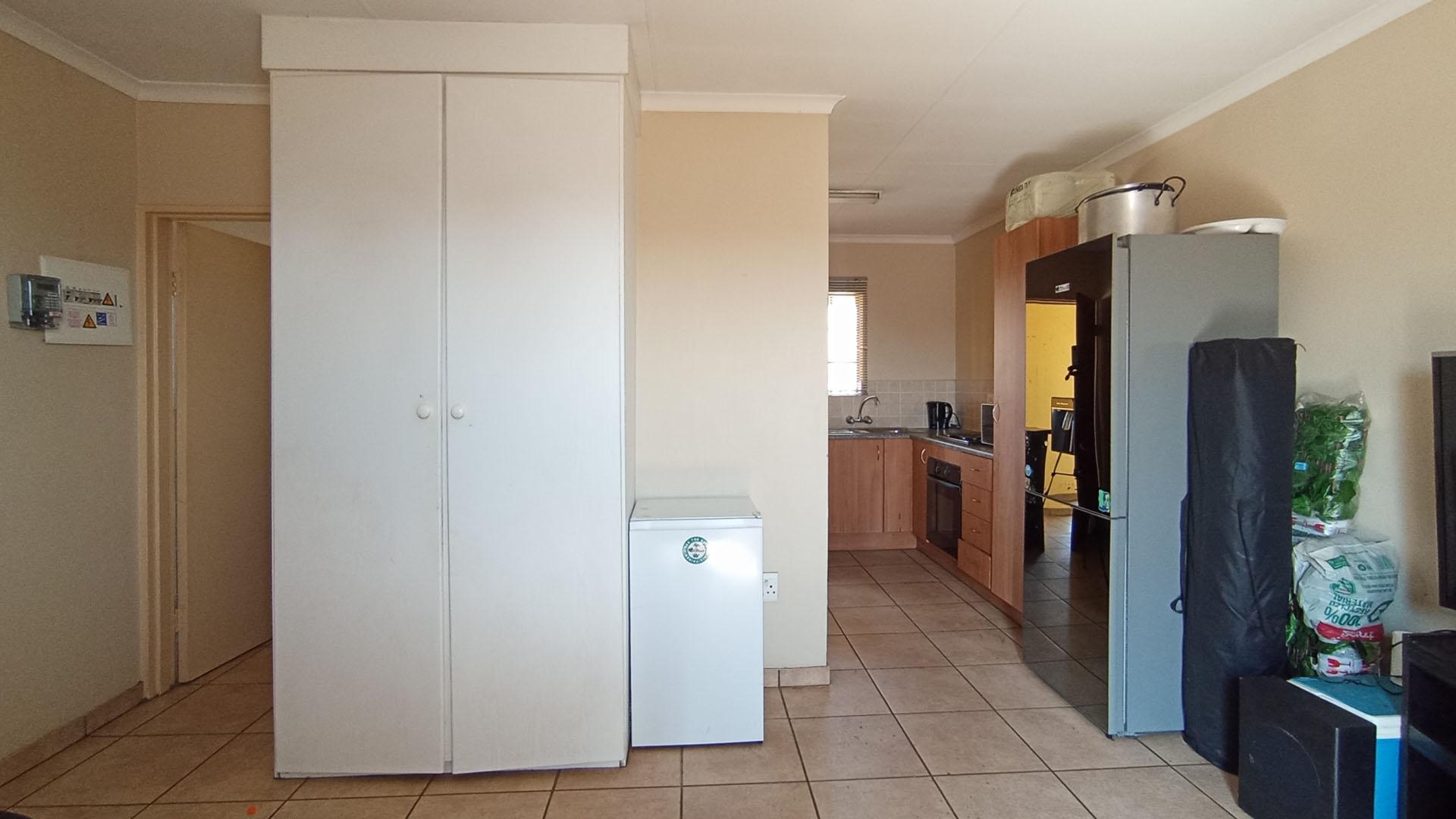 Bed Room 1 - 20 square meters of property in Kosmosdal