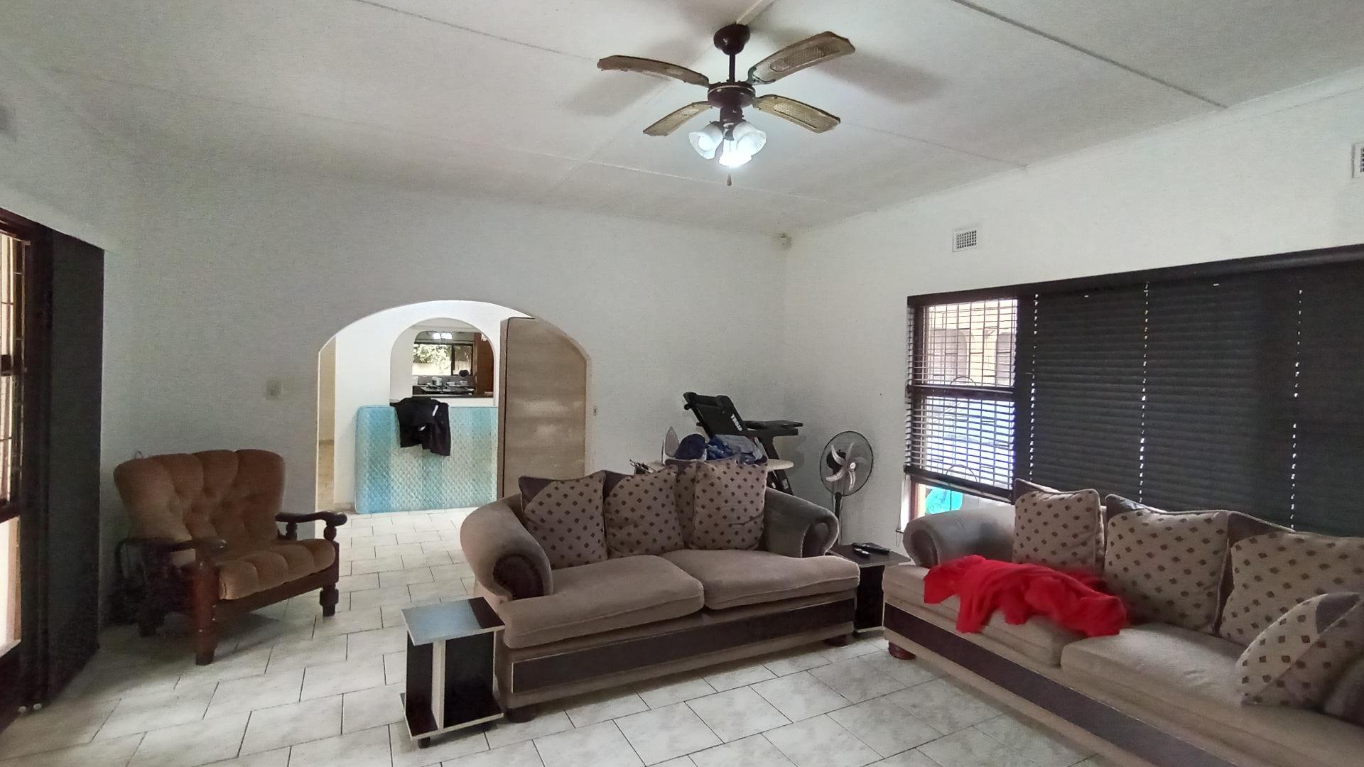 Lounges - 37 square meters of property in Widenham