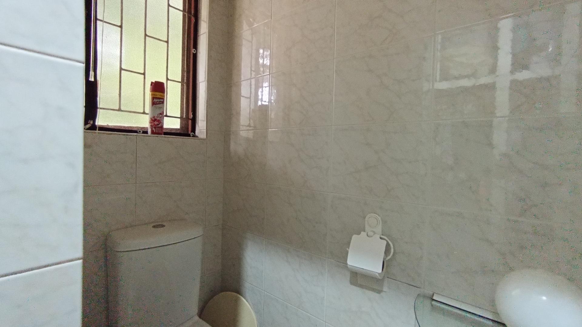 Main Bathroom - 14 square meters of property in Widenham