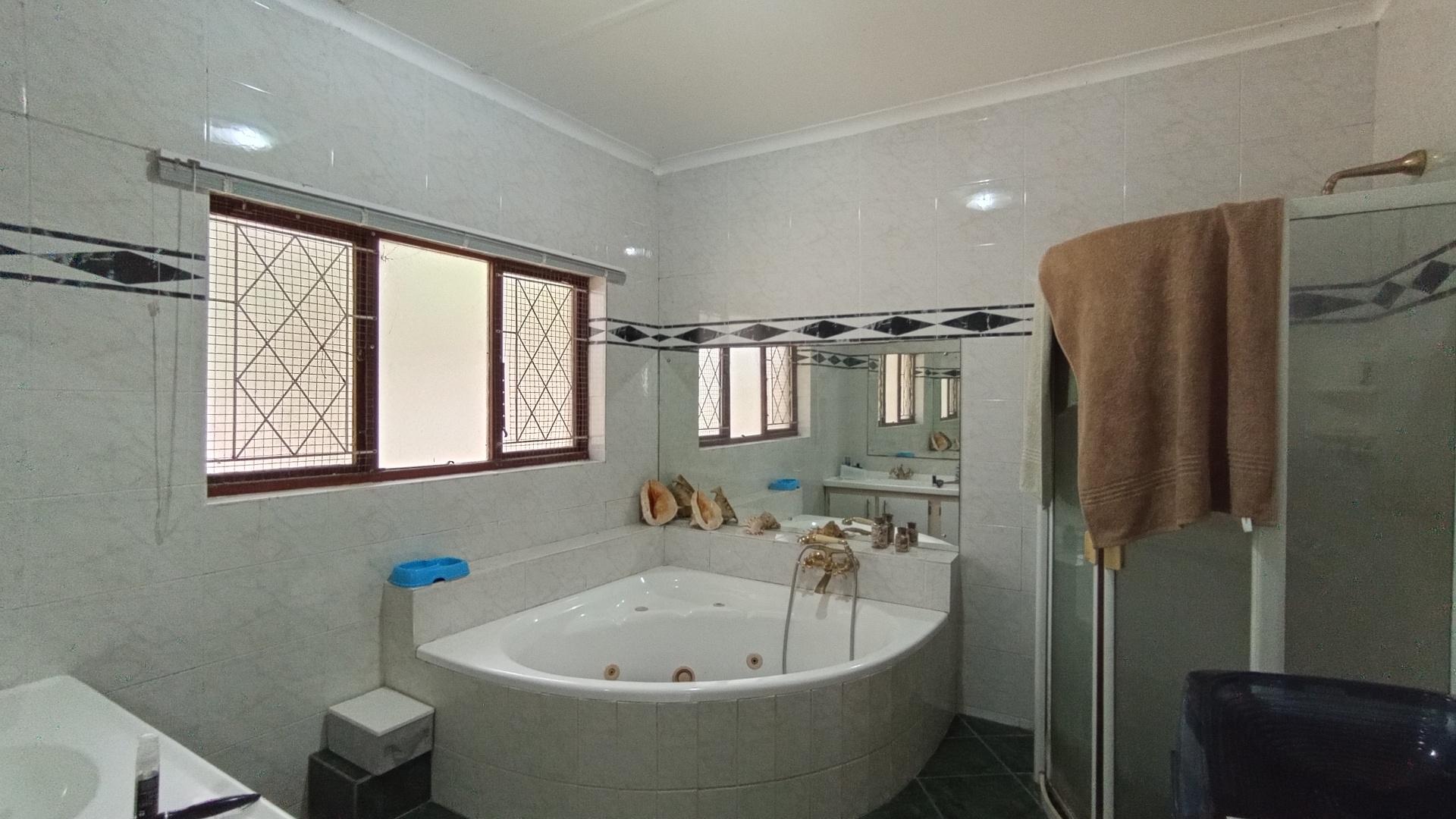 Main Bathroom - 14 square meters of property in Widenham