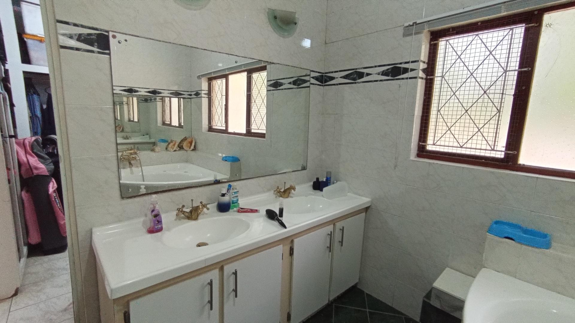 Main Bathroom - 14 square meters of property in Widenham