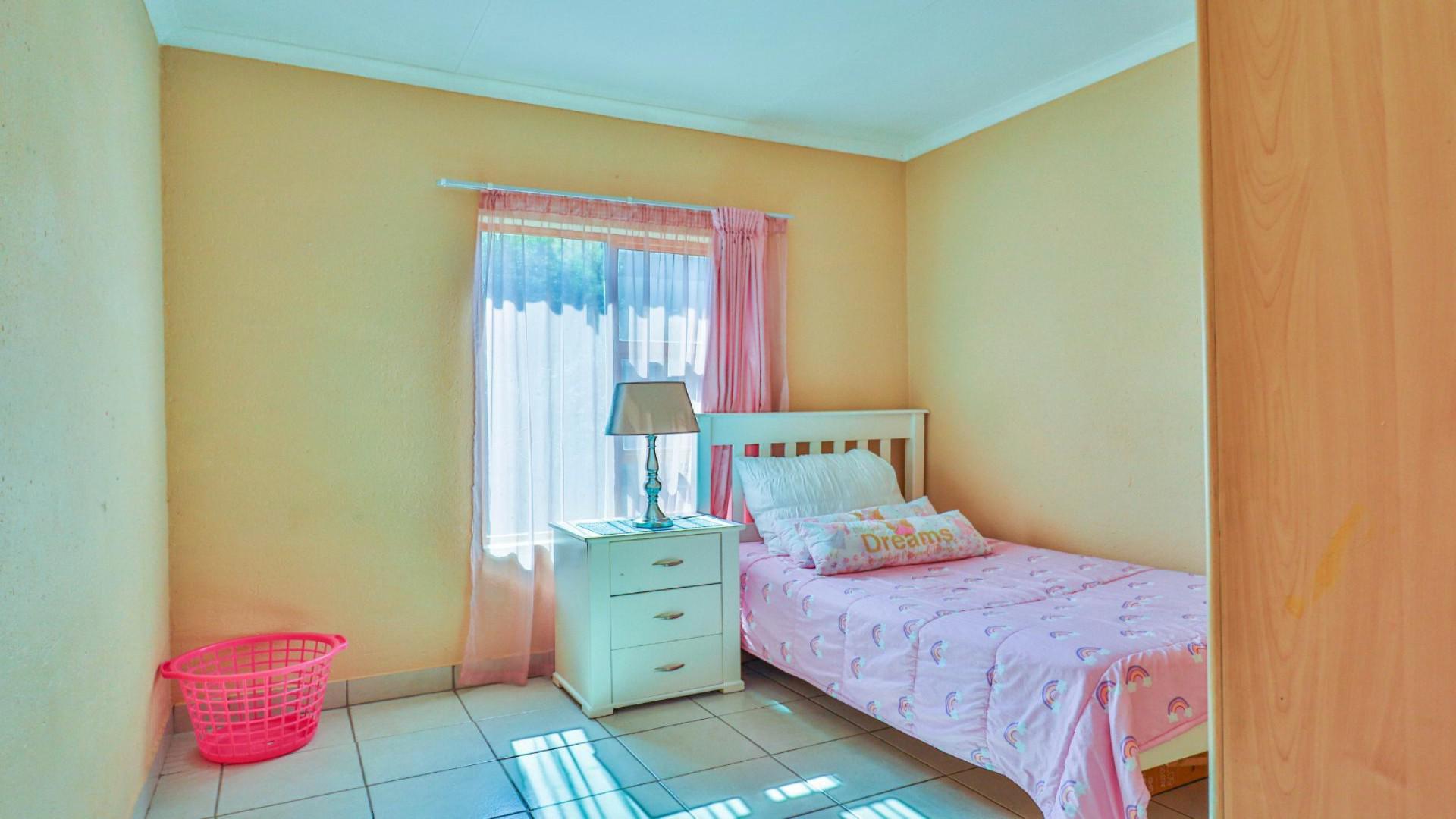 Bed Room 1 of property in Azaleapark