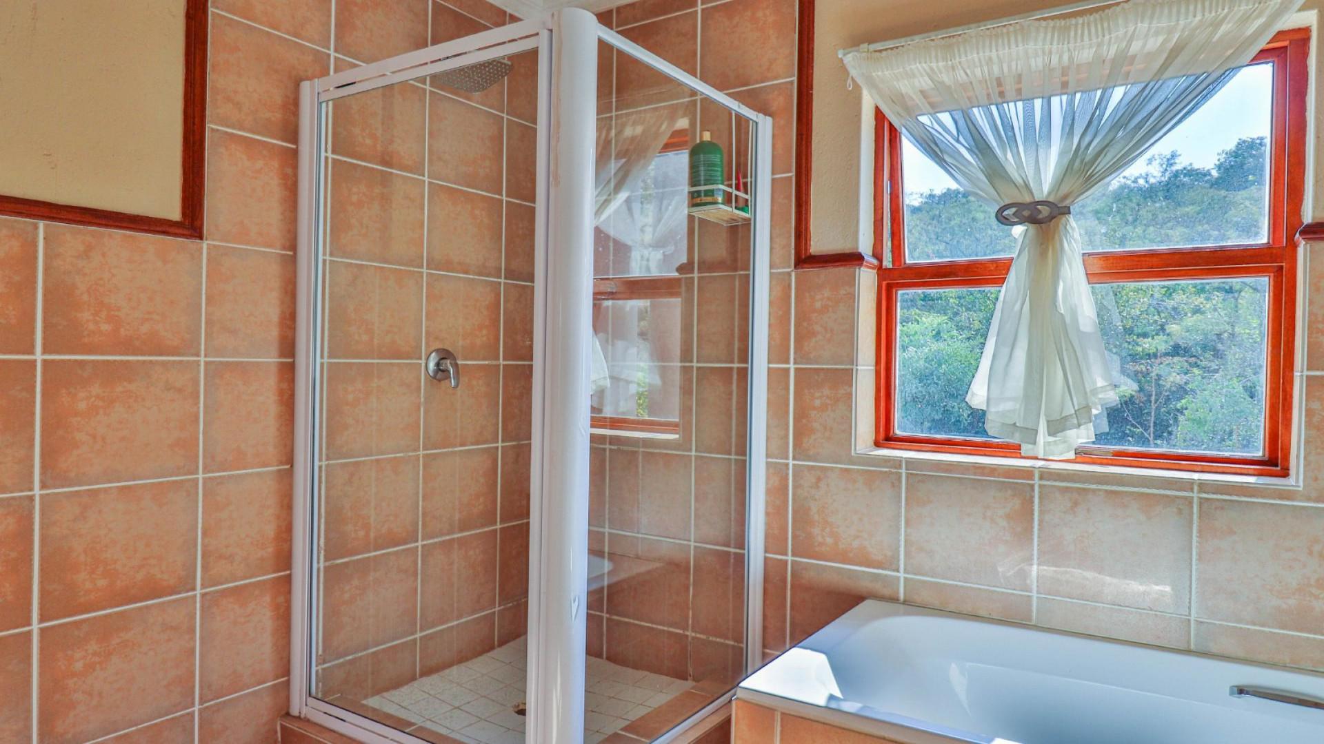 Bathroom 1 of property in Azaleapark