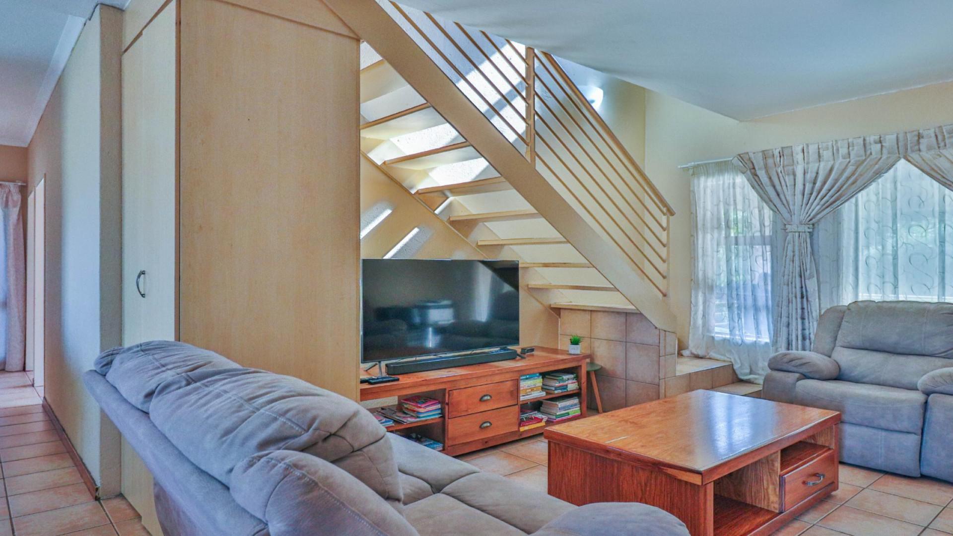 Lounges of property in Azaleapark