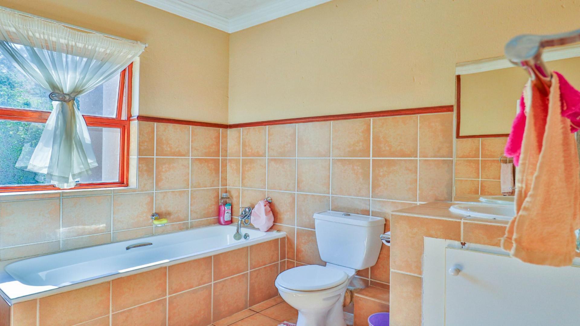 Bathroom 1 of property in Azaleapark