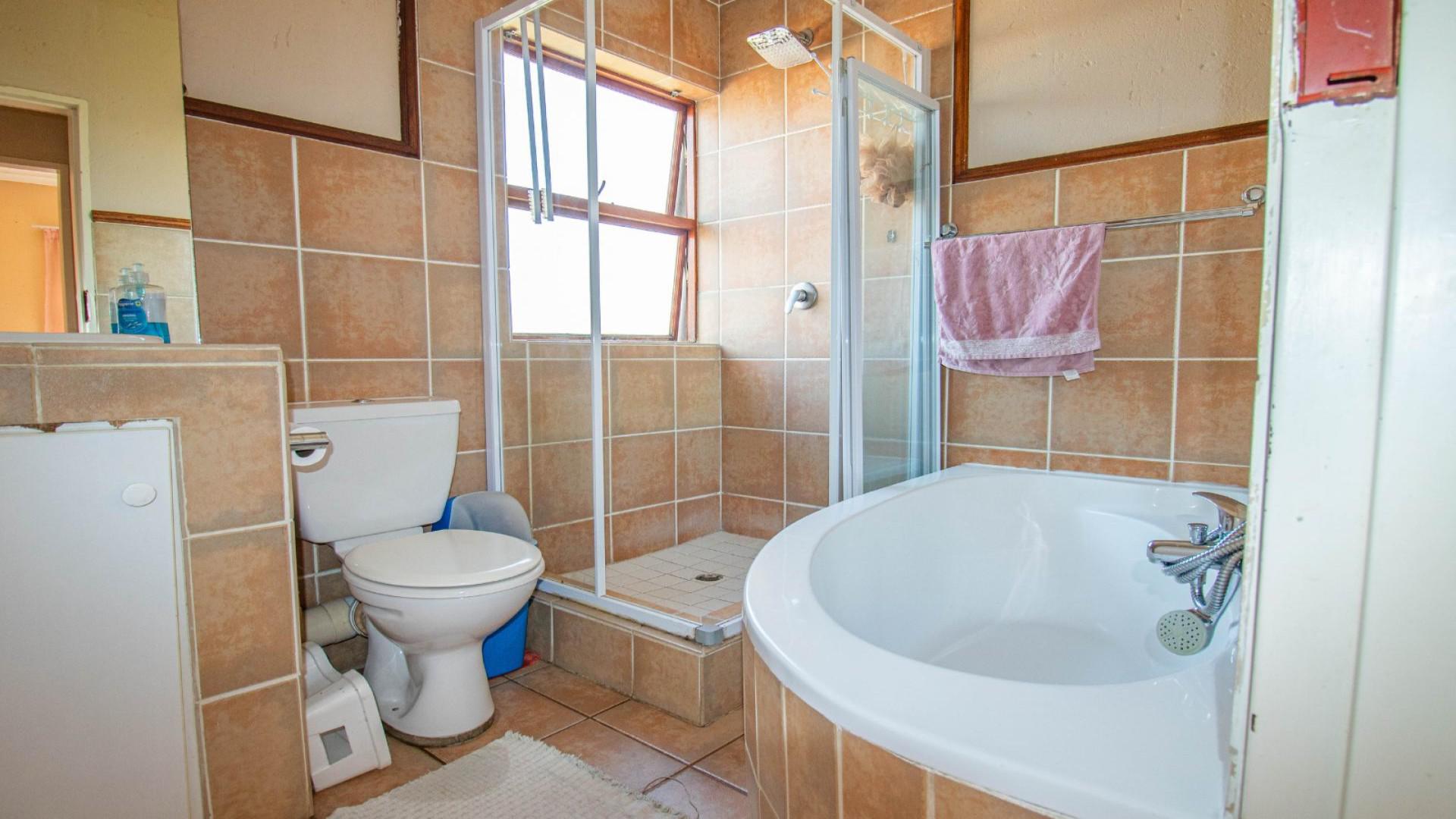 Bathroom 2 of property in Azaleapark