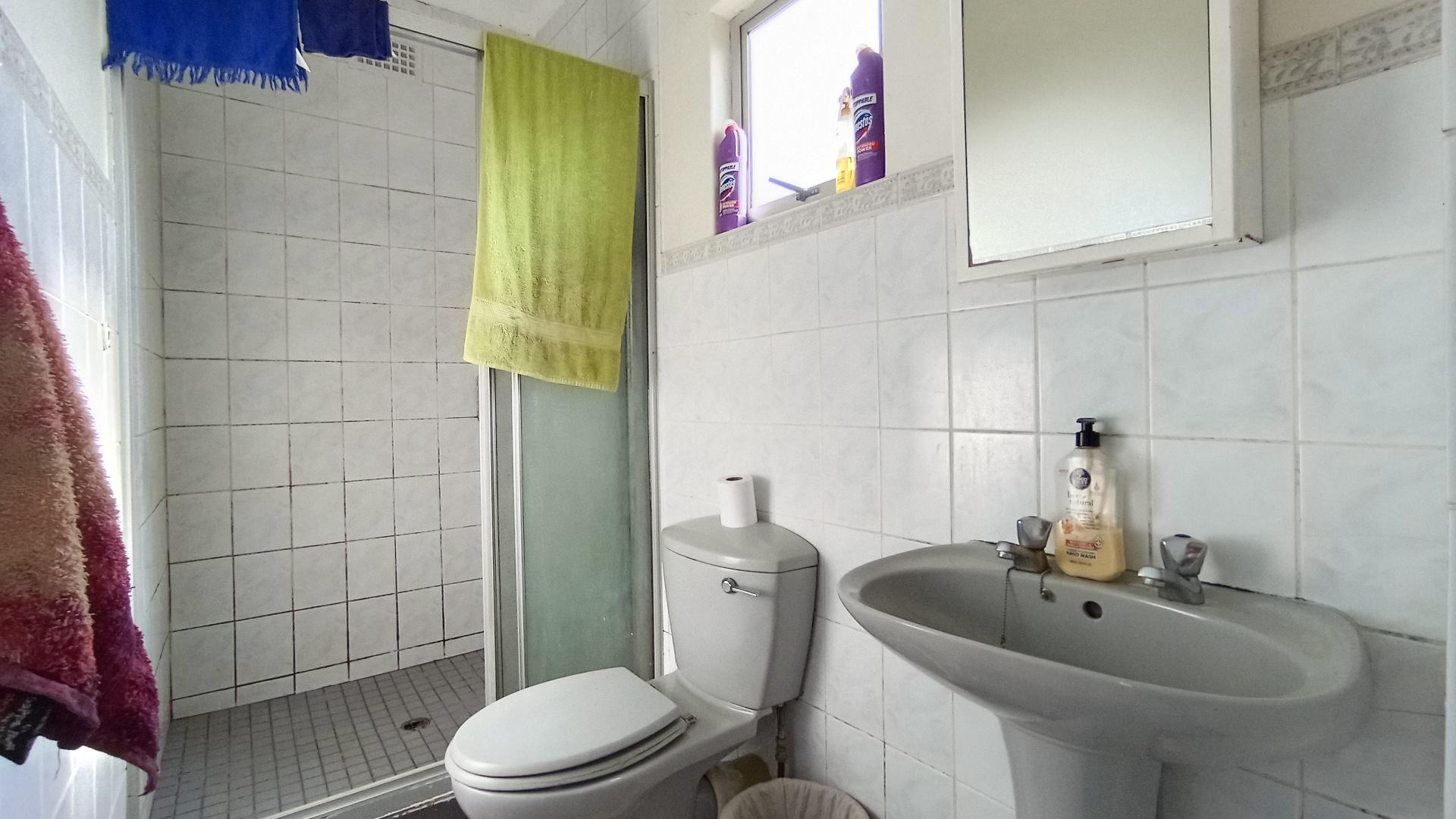 Main Bathroom - 4 square meters of property in Cato Manor 