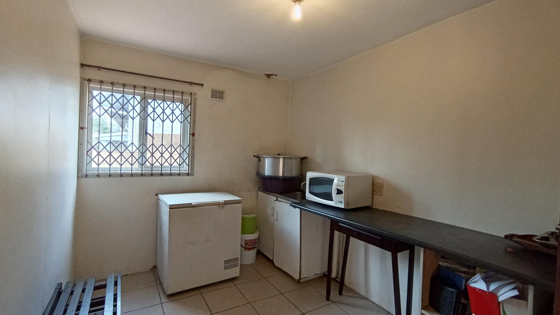 Kitchen - 27 square meters of property in Cato Manor 