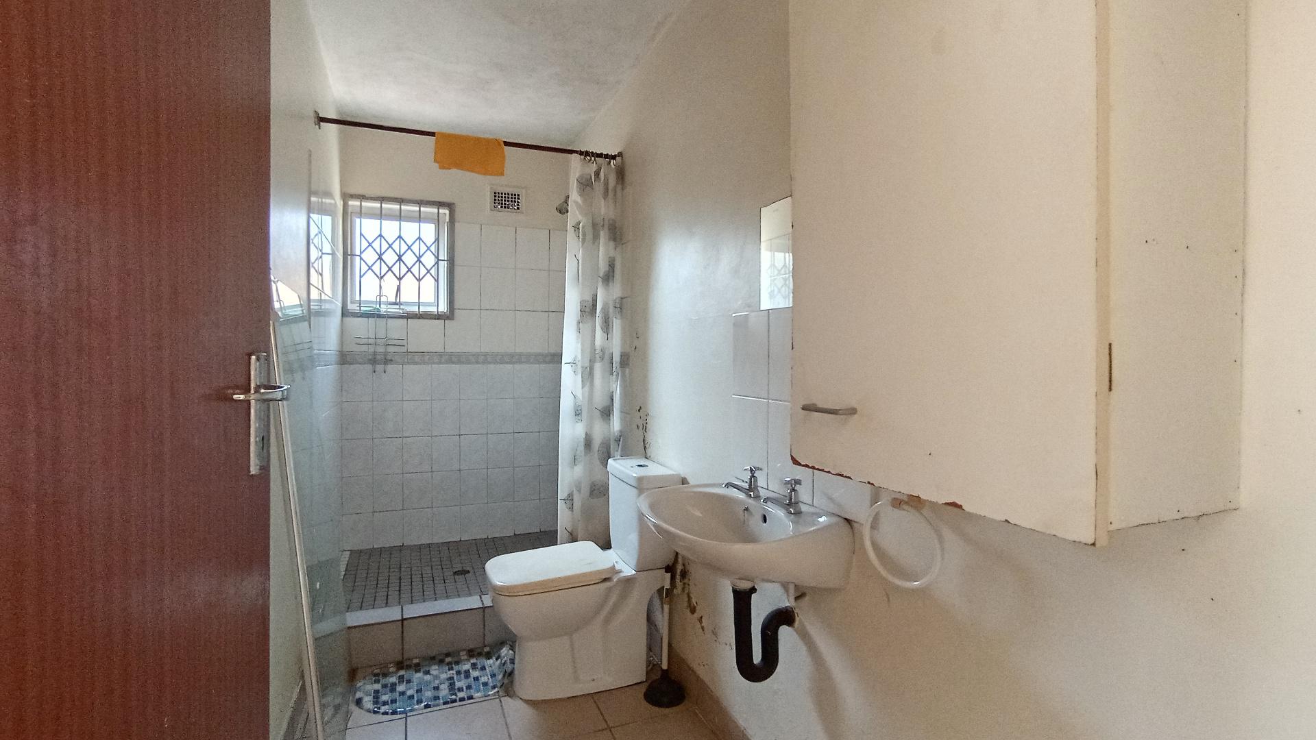 Bathroom 1 - 12 square meters of property in Cato Manor 