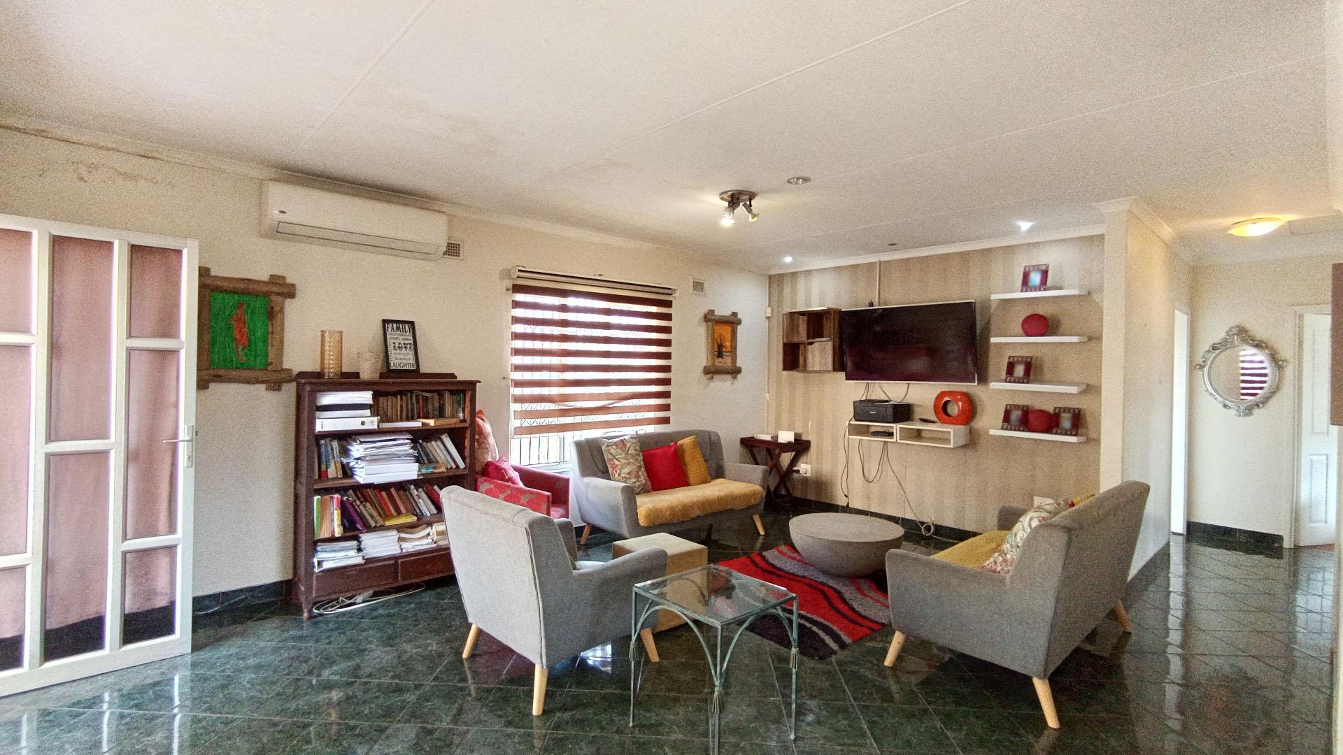 Lounges - 31 square meters of property in Cato Manor 