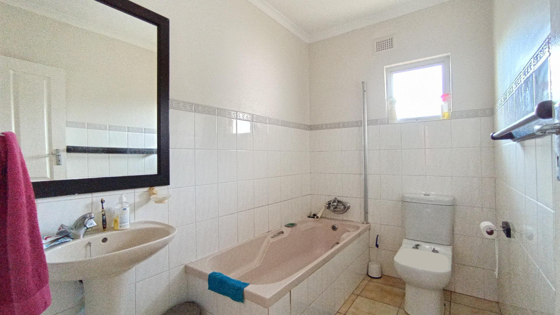 Bathroom 1 - 12 square meters of property in Cato Manor 