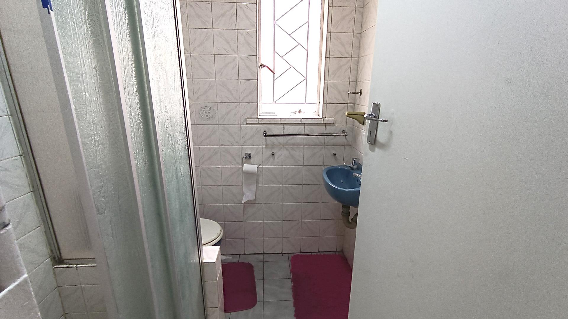 Bathroom 1 - 4 square meters of property in Primrose Park