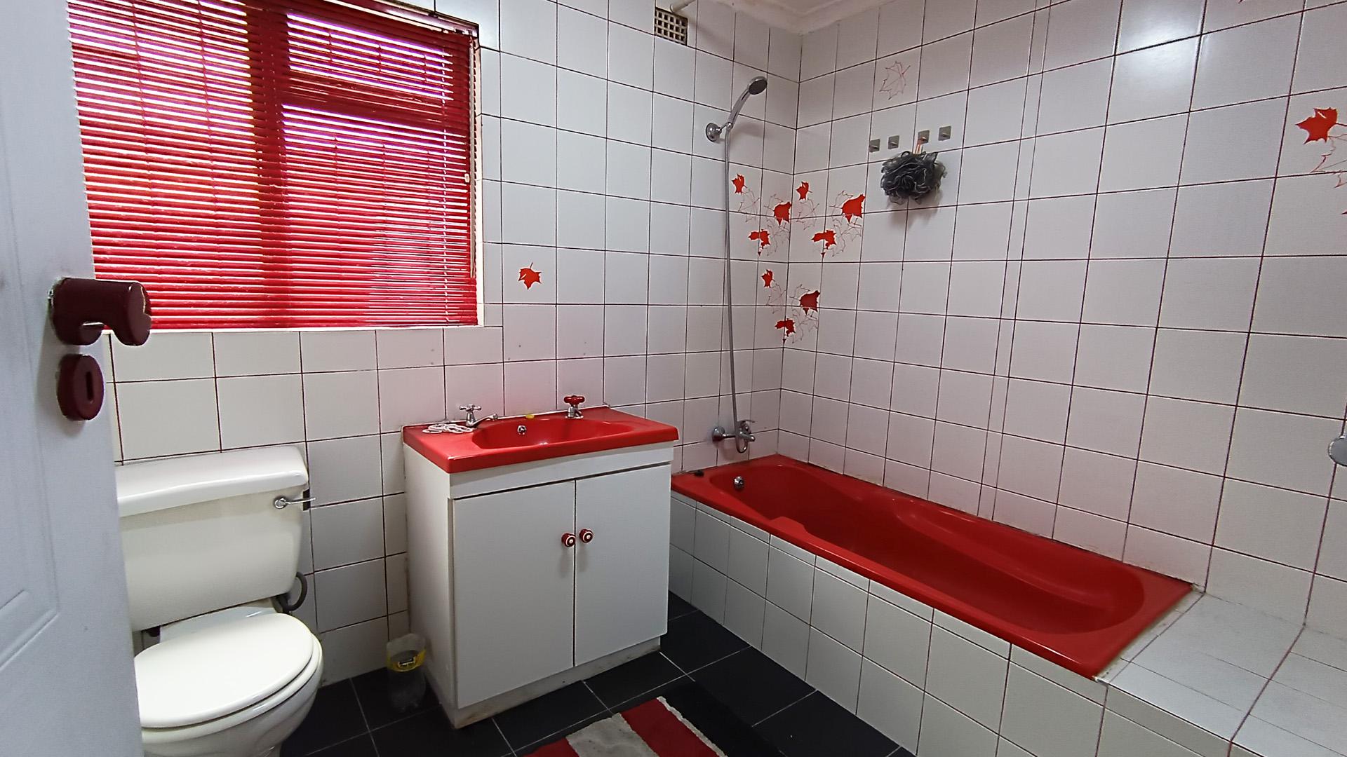 Bathroom 2 - 7 square meters of property in Primrose Park