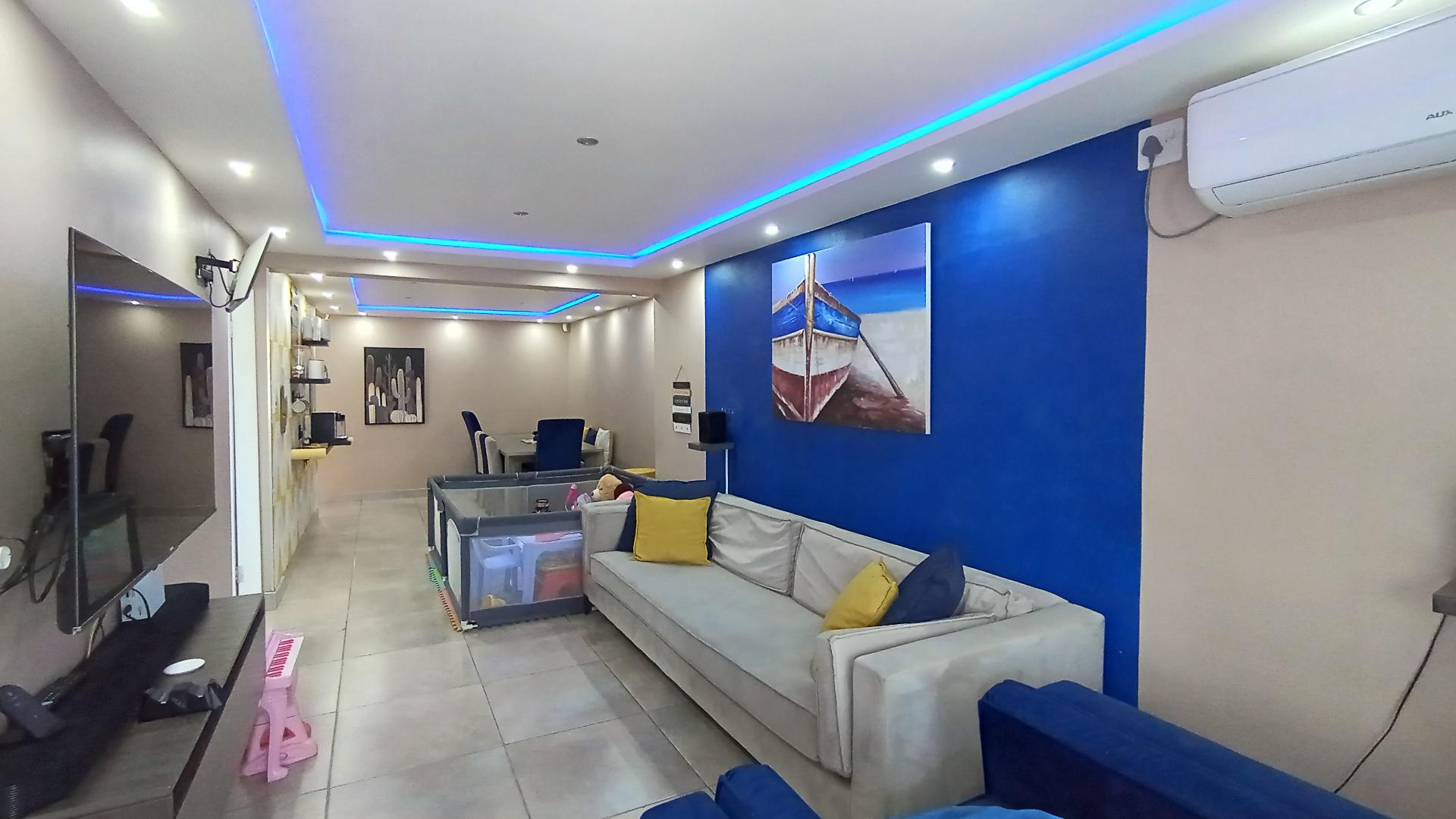 Lounges - 18 square meters of property in Forest Haven