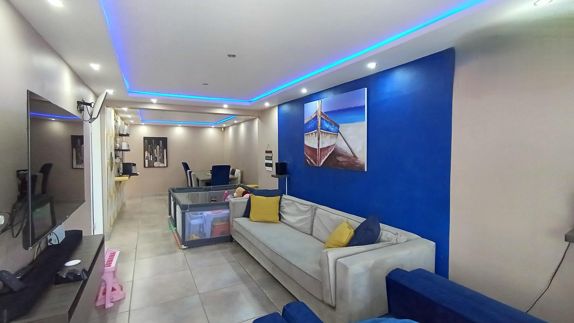Lounges - 18 square meters of property in Forest Haven