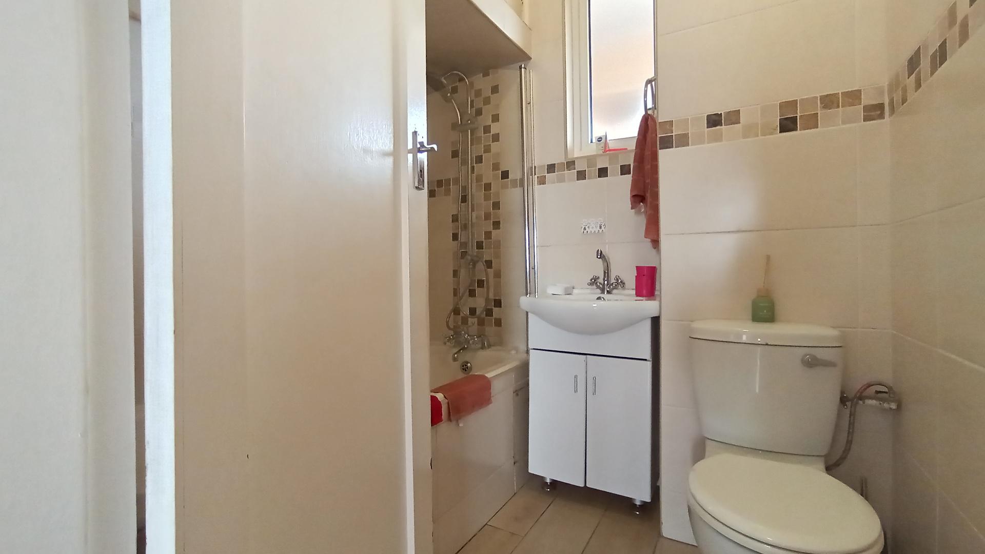 Bathroom 1 - 5 square meters of property in Ocean View - DBN