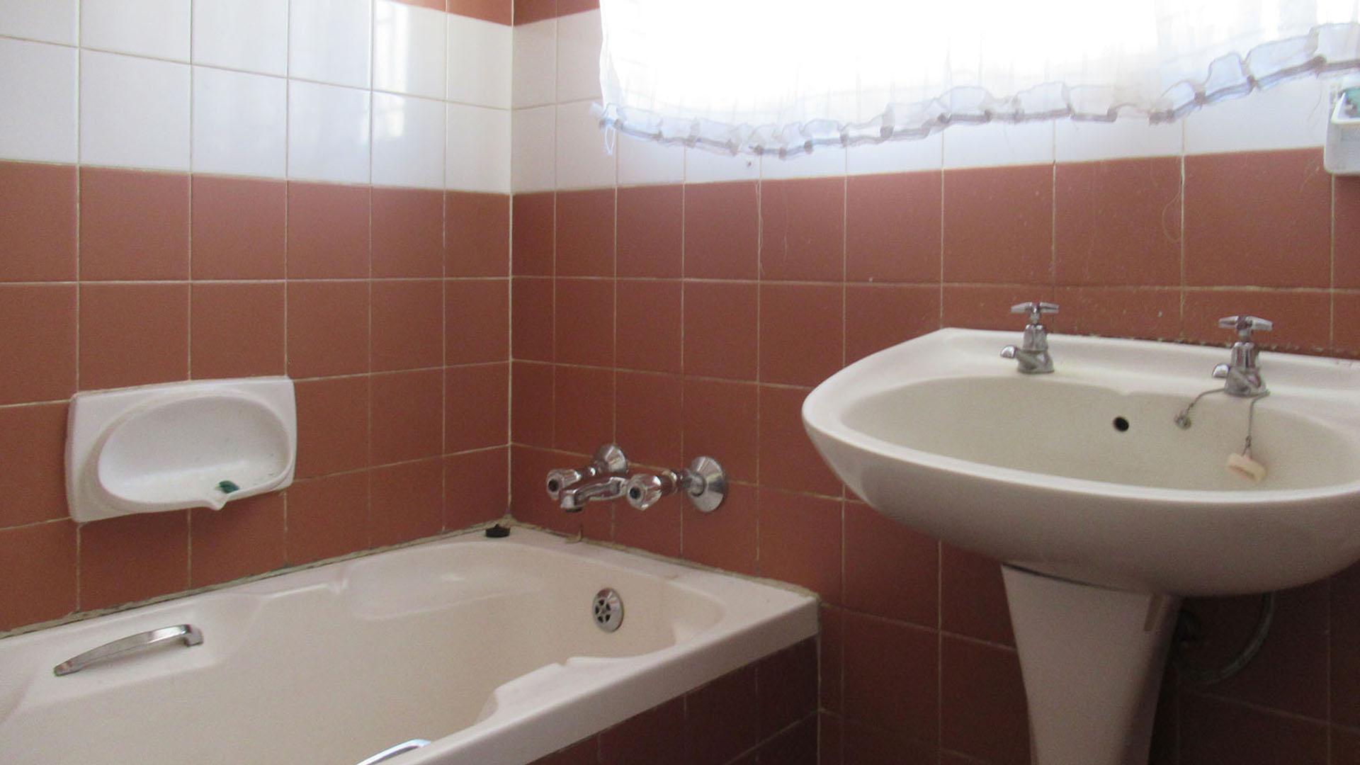 Bathroom 2 - 4 square meters of property in Finsbury
