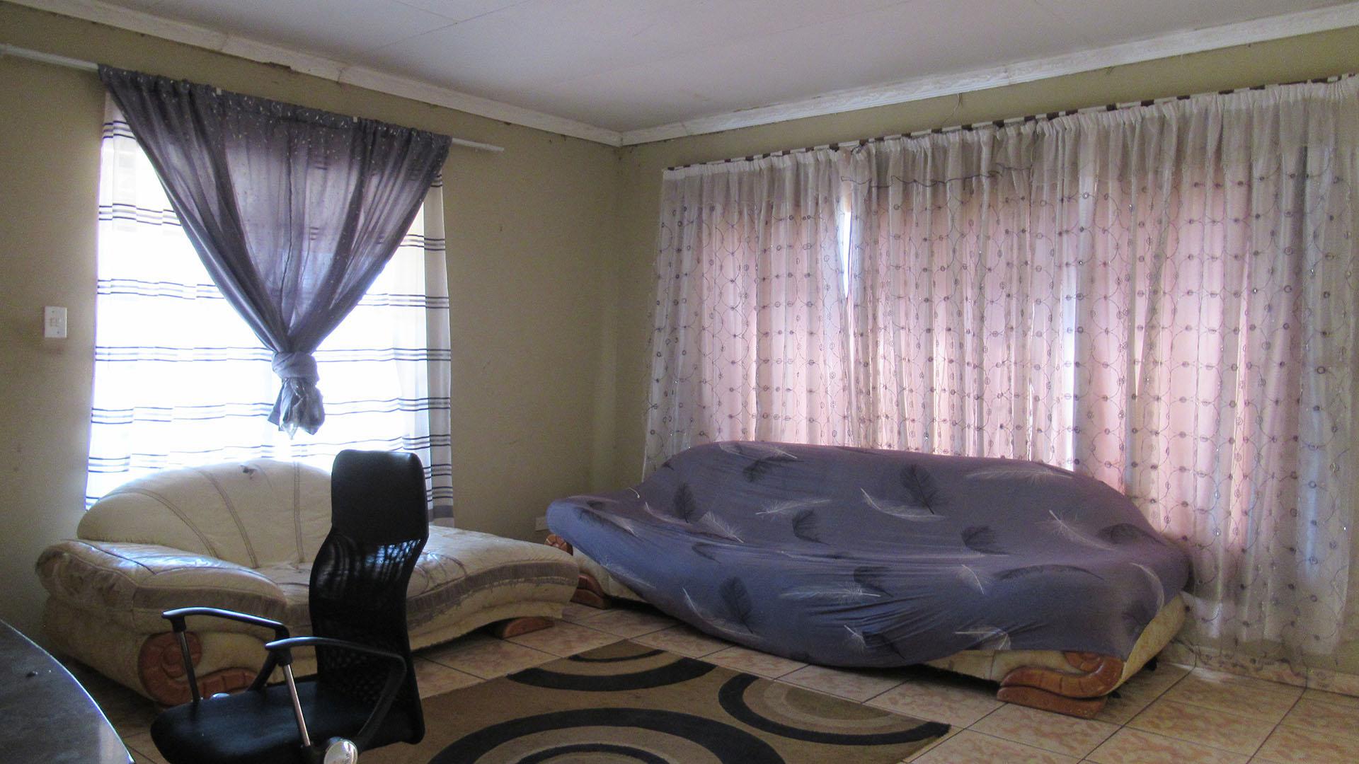 Lounges - 22 square meters of property in Finsbury