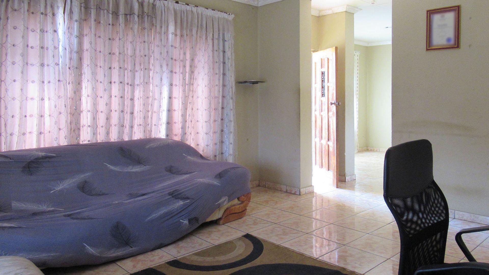 Lounges - 22 square meters of property in Finsbury