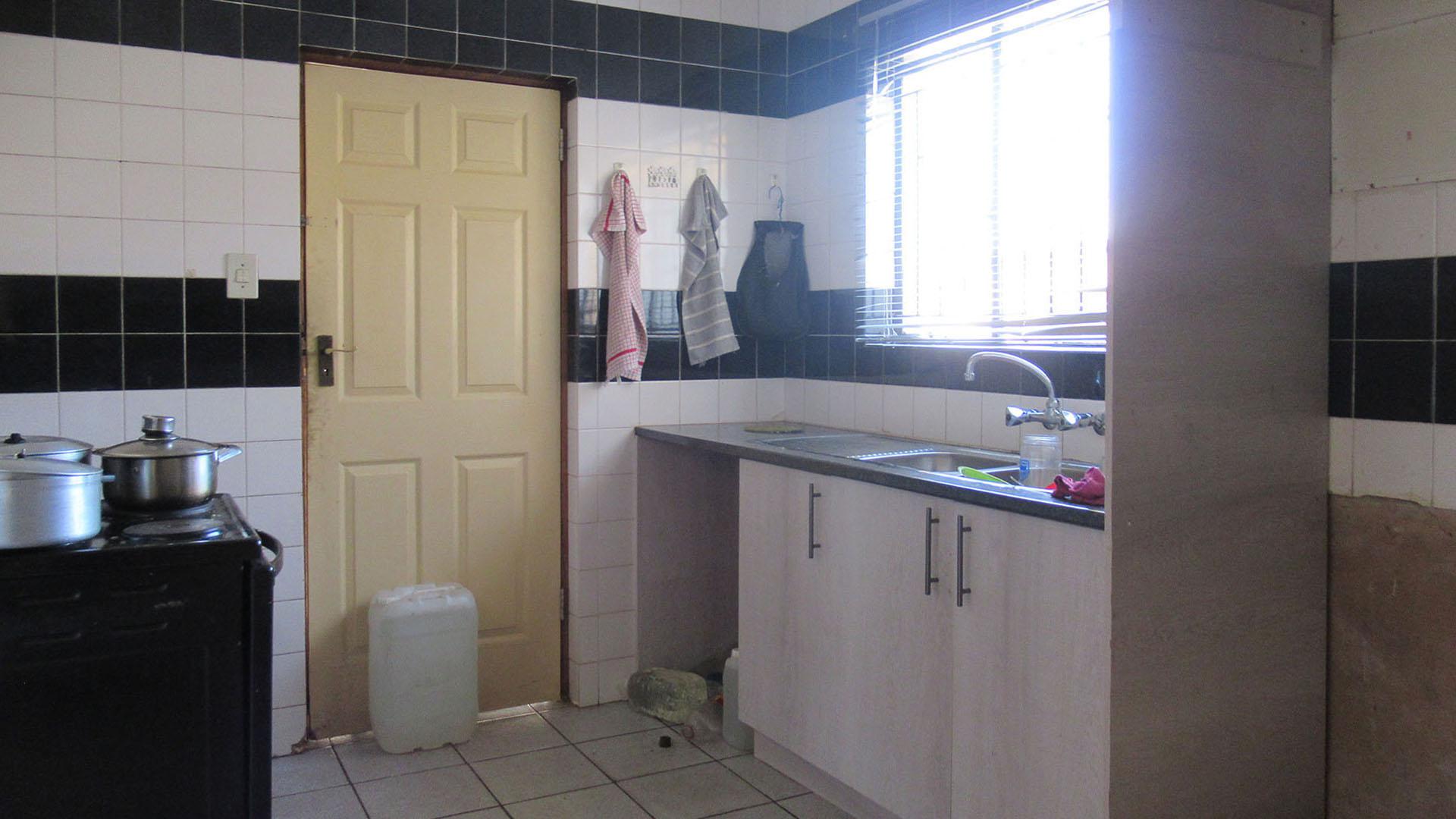 Kitchen - 11 square meters of property in Finsbury